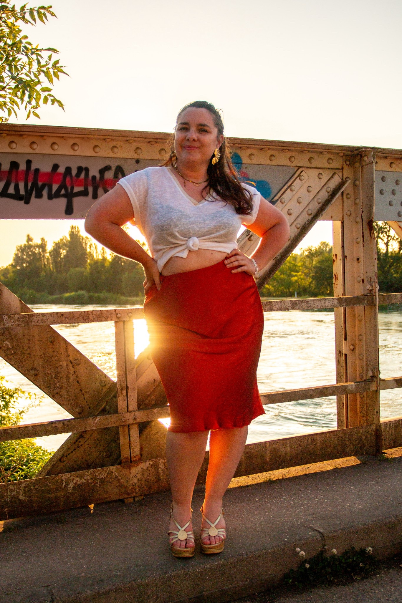 Golden hour & look facile à vivre
La preuve qu’un t-shirt blanc + une jupe satinée, c’est un combo qui marche à tous les coups.
Confortable, lumineux et parfait pour un apéro en terrasse ou une balade au coucher du soleil.

#LTKcurves #LTKfrance #LTKsummer