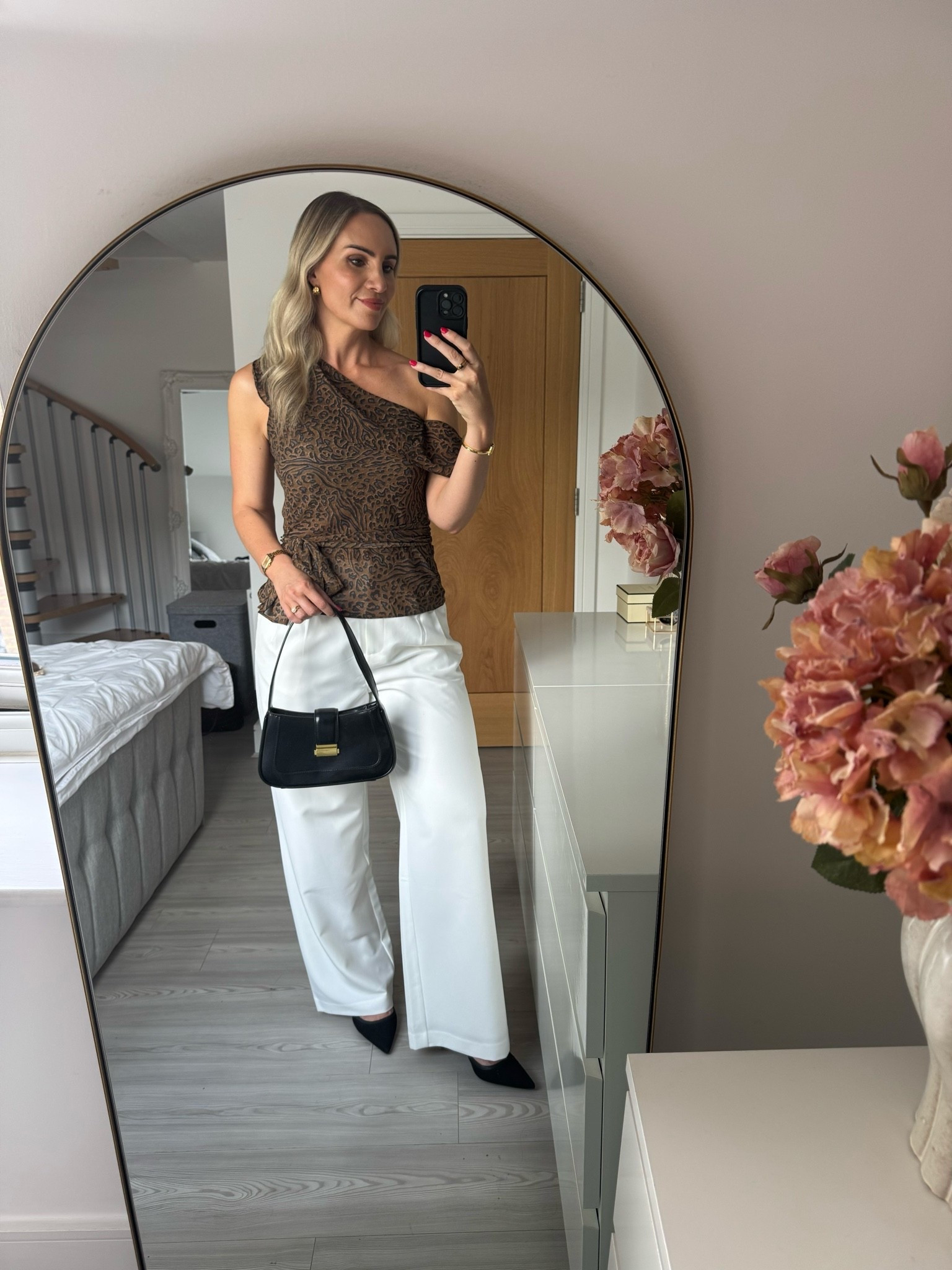 A date night outfit idea 🤎

I’m wearing a medium in the trousers and a small in the top

#LTKdatenight #LTKautumn #LTKstyletip