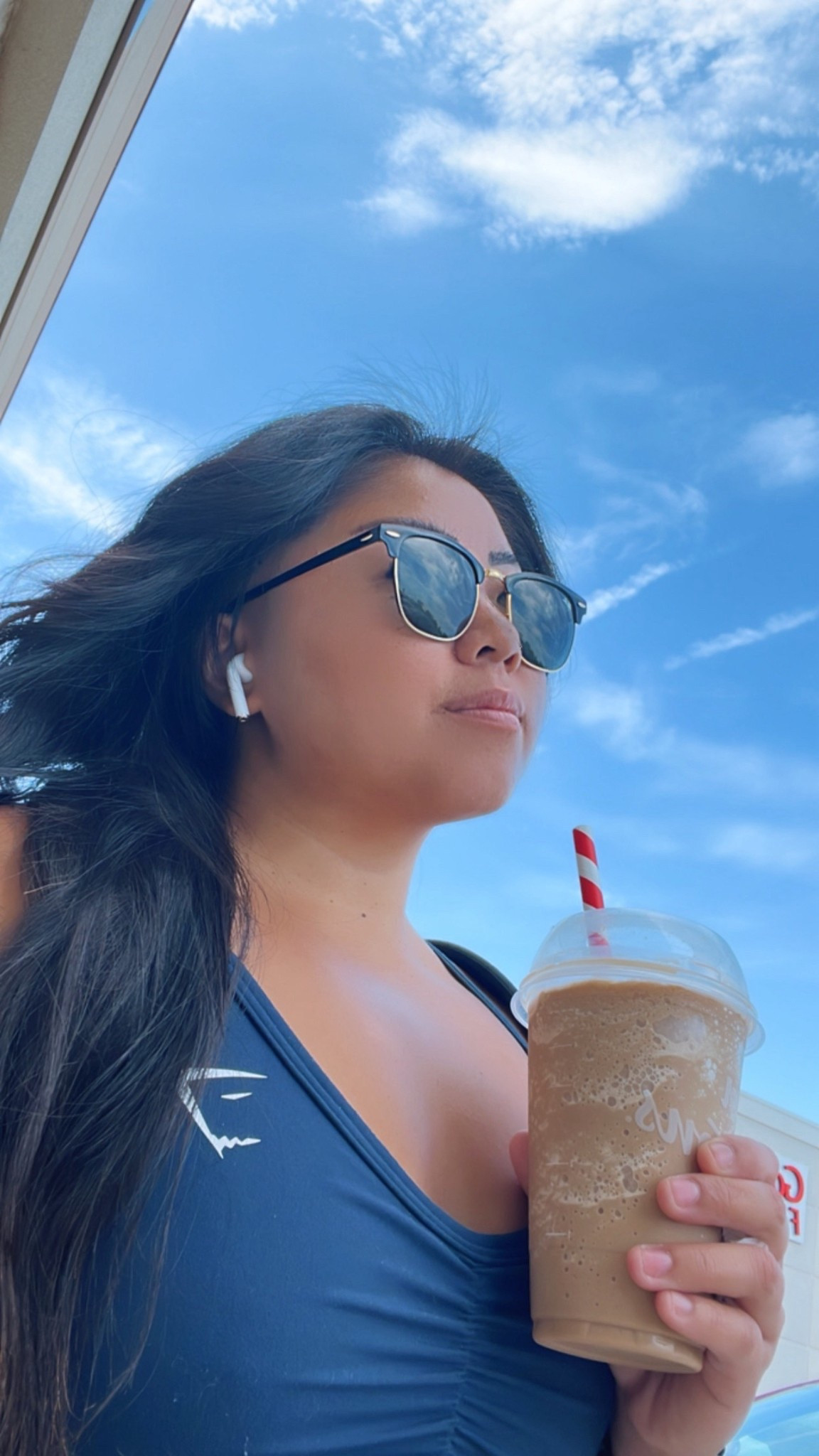 Sunglasses are Ray-Ban Clubmaster Metal

Frame: Polished Black on Gold
Lenses: G-15 Green 

#LTKcanada