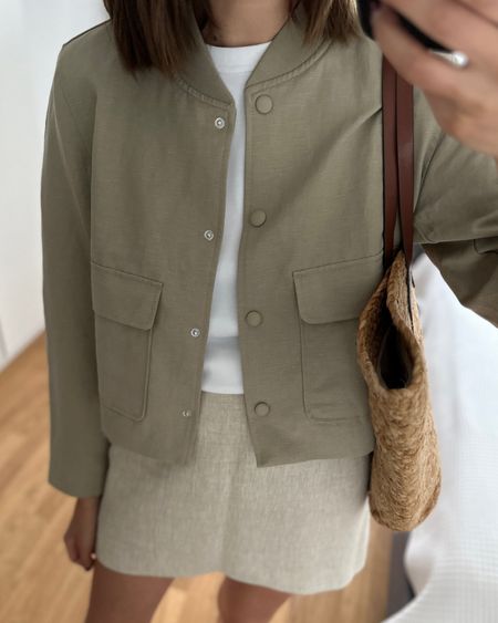 Linen-blend jacket, oversized fit ✔️
- I’m in between sizes 36-38 EU, wearing small
- Also comes in ecru and black ✔️ 