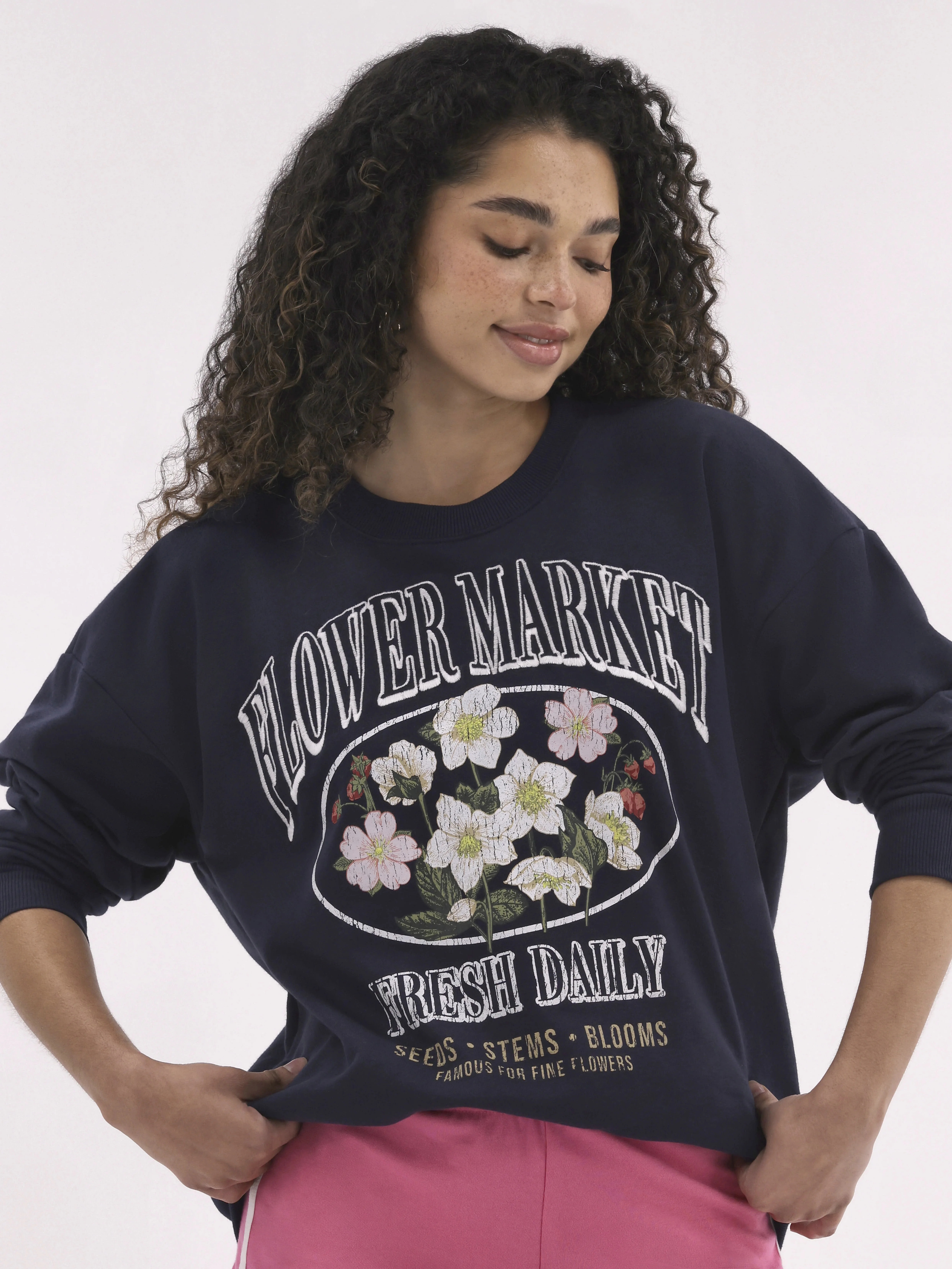 No Boundaries Oversized Graphic Crewneck Sweatshirt, Midweight, Women's and Women's Plus | Walmart (US)