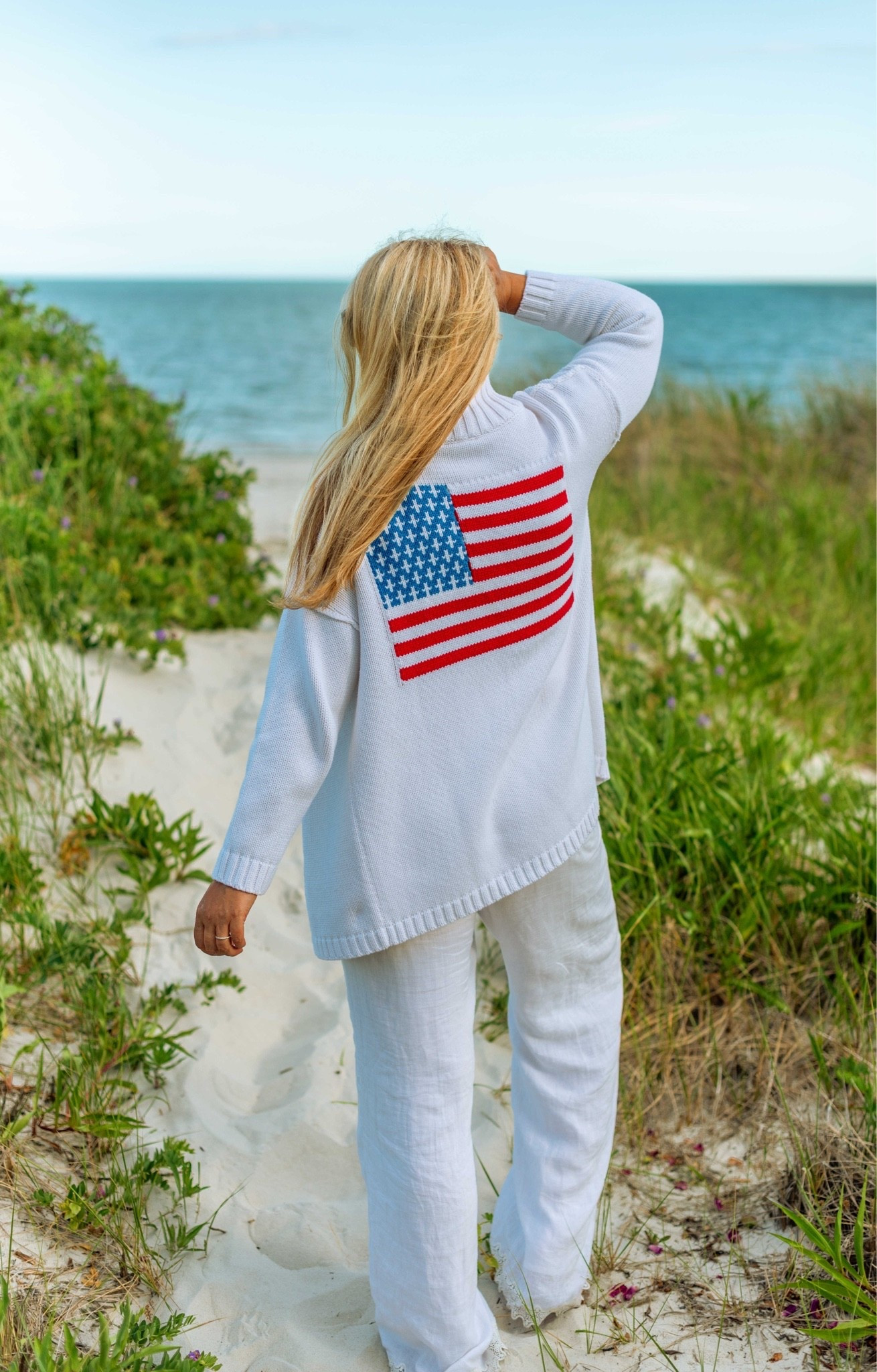 🇺🇸 Timeless, classic all-American Style. My favorite new flag cardigan….the Americana Toggle Cardigan in white cotton
