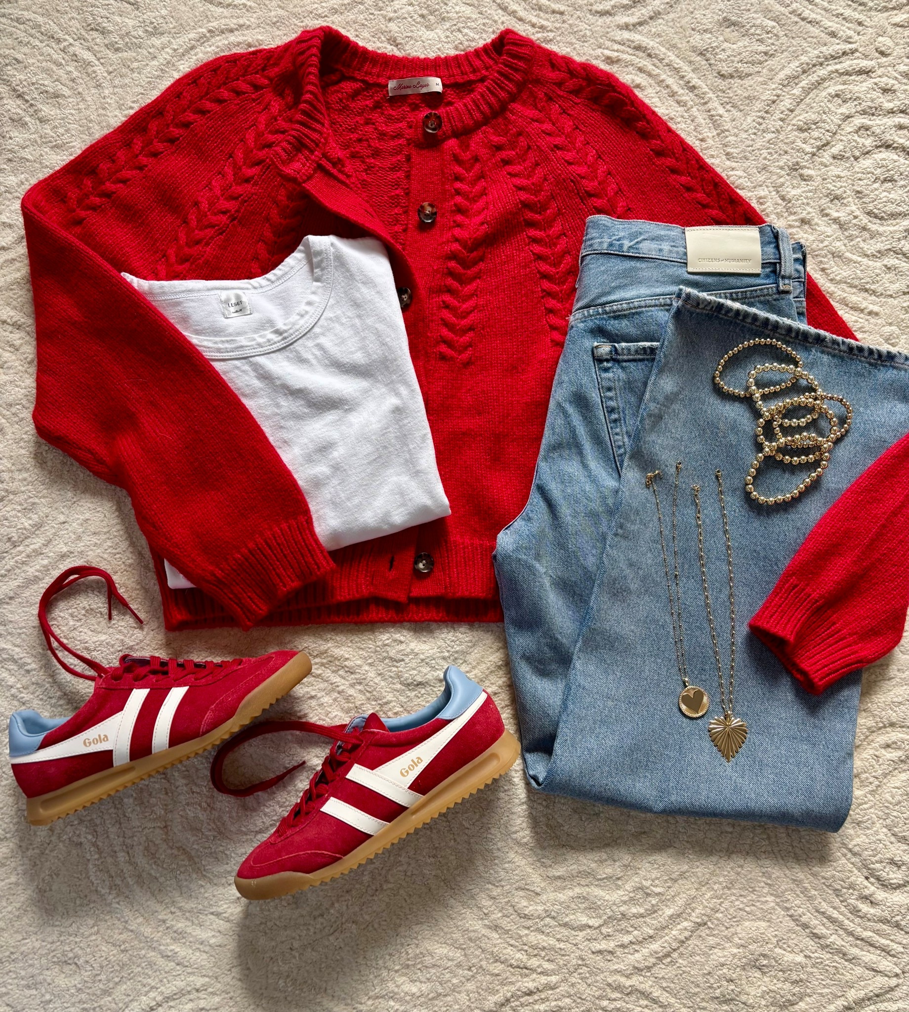 ❤️❤️ Mixing red and  light wash denim❤️❤️. 
