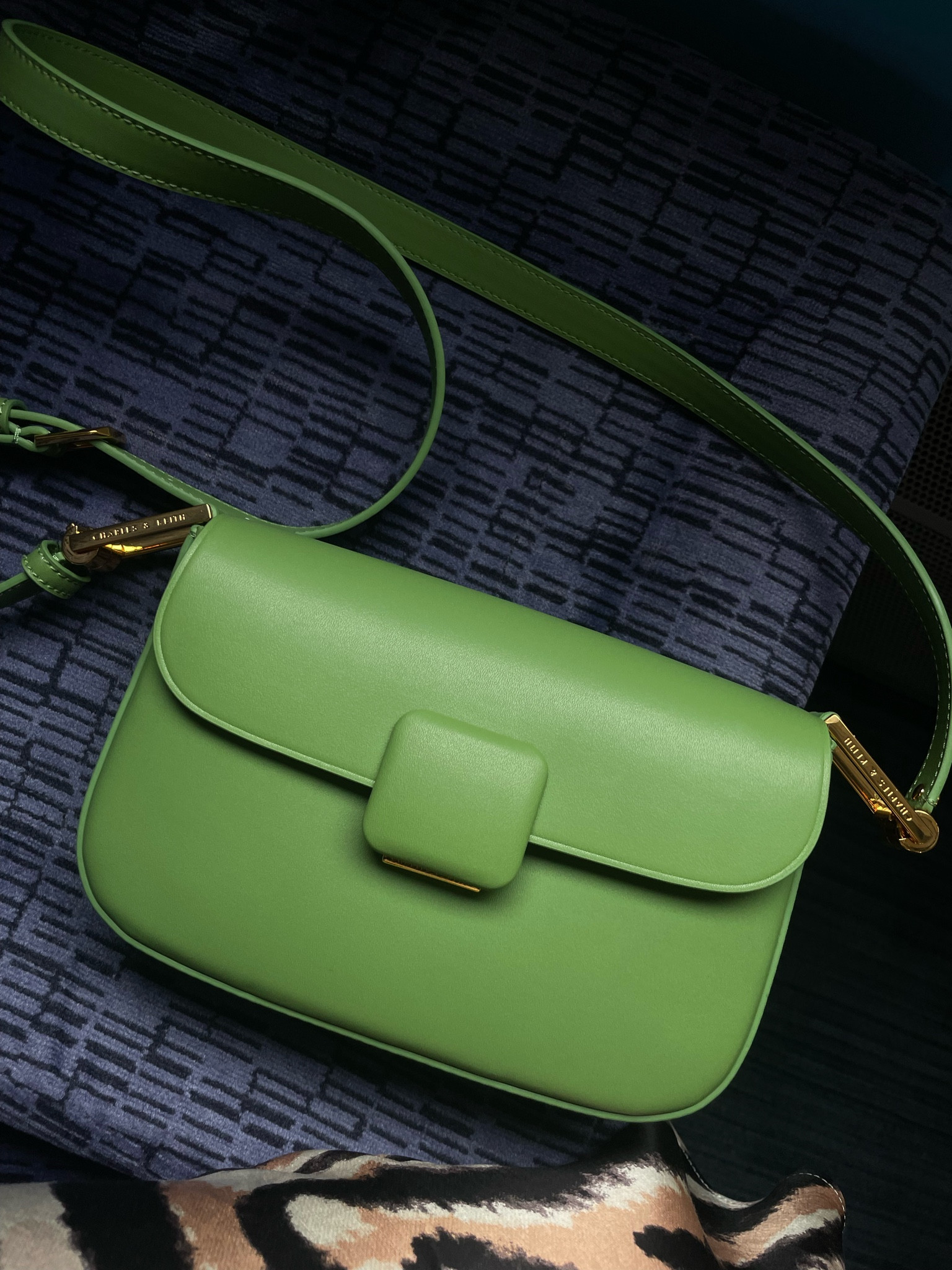 This green bag with the gold accents 😍 
