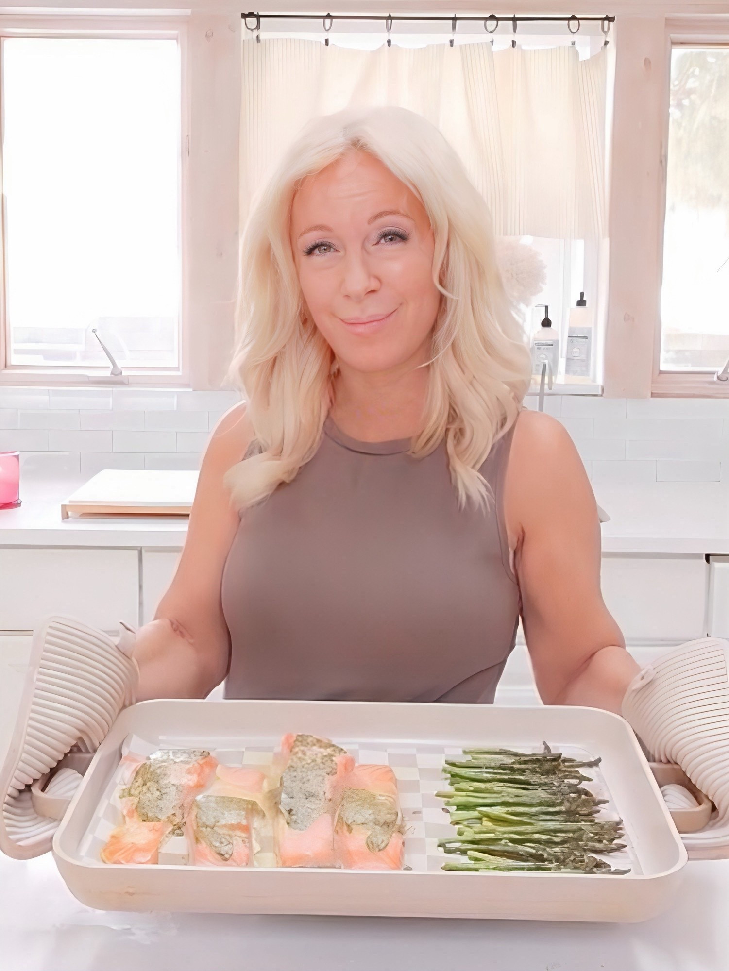 This ceramic bake sheet comes with an easy-clean-up silicone baking mat and also doubles as a griddle. Perfect for healthy sheet pan meals!

#LTKfoodie #LTKfitnessgoals #LTKHome