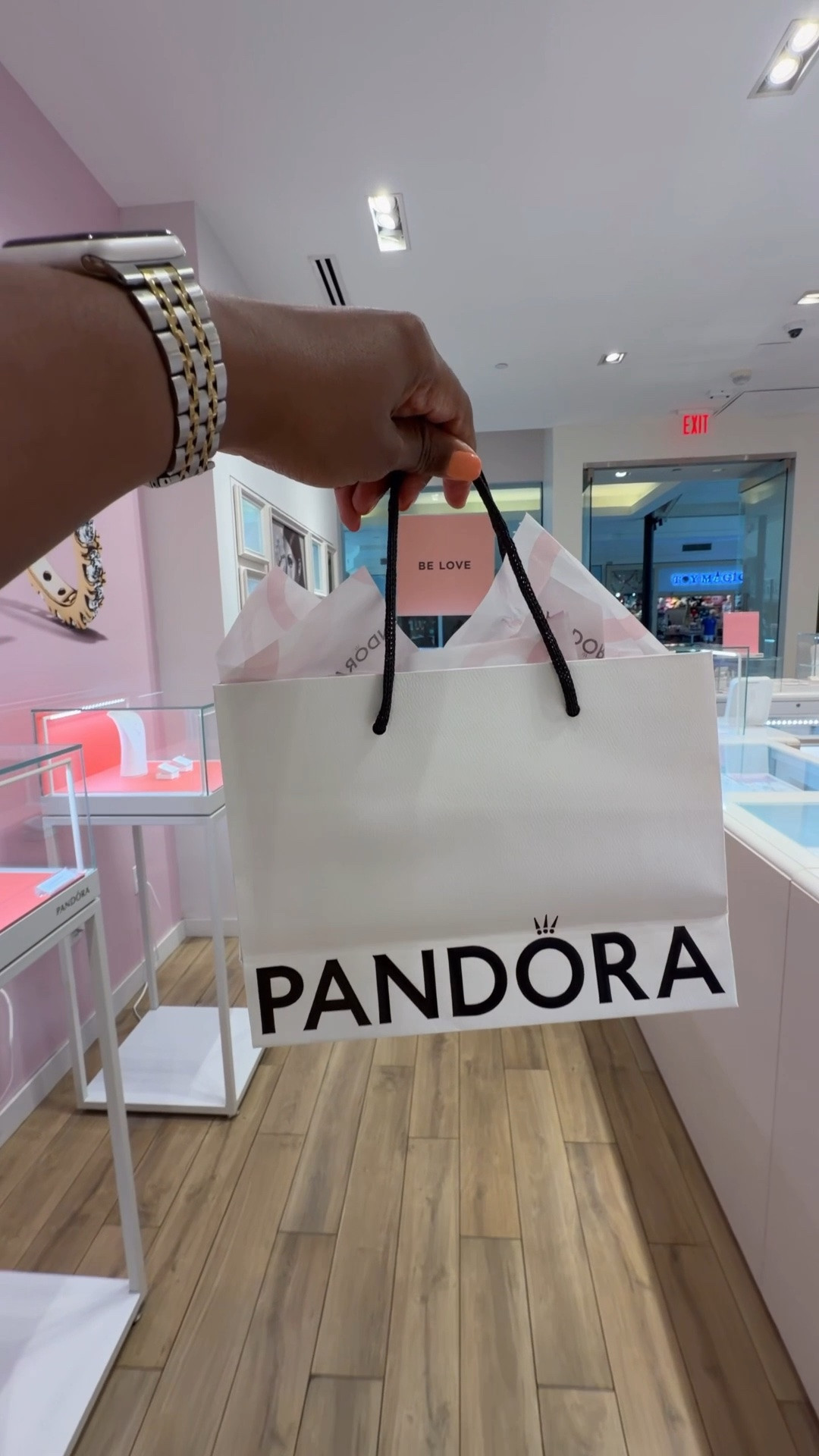 Let’s stack some jewelry at Pandora love the pieces from their Essence collection