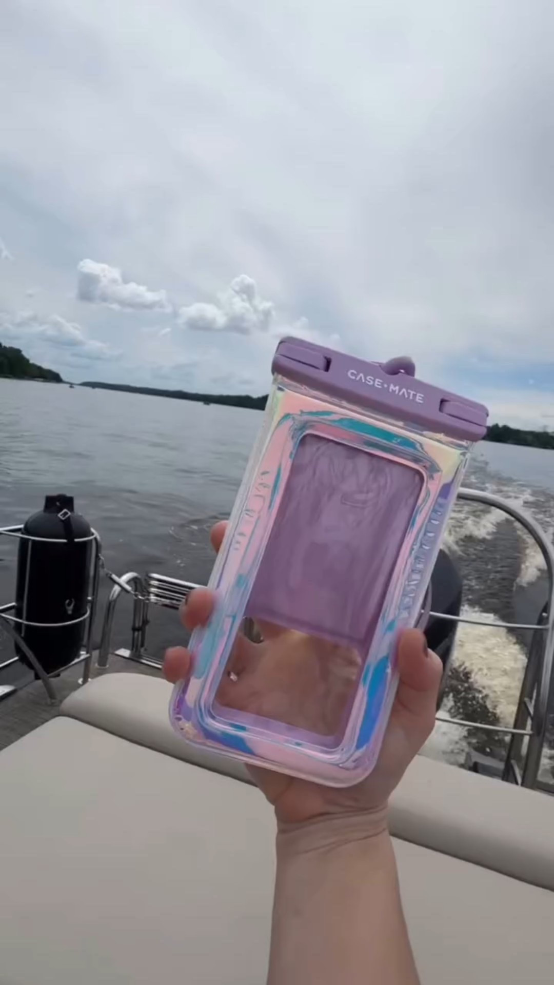 This waterproof phone case not only keeps your phone safe and dry, but it floats too! 
#phonecase #waterproofphonecase #amazonfinds #casemate #amazon #summermusthave