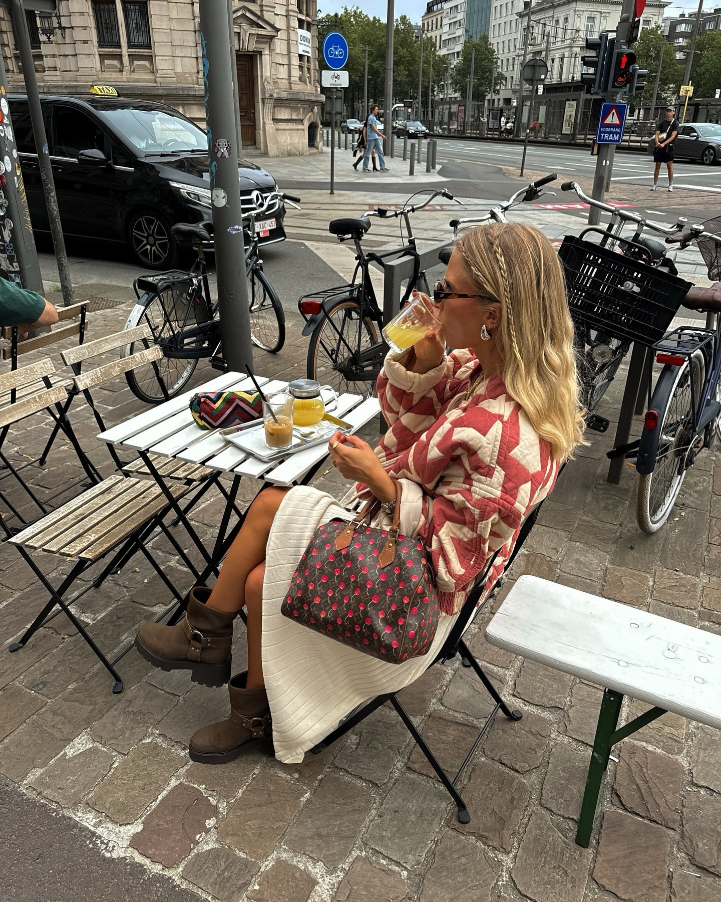WARNING, this post might cause serious addiction to red/burgundy 🍒🍂🍄🐿️ 

Anyone else obsessed with the color of the season? 🤭
•
•
•
•
•
#ootd #burgundy #falloutfits #fallinspo #autumnfashion #fallfashion