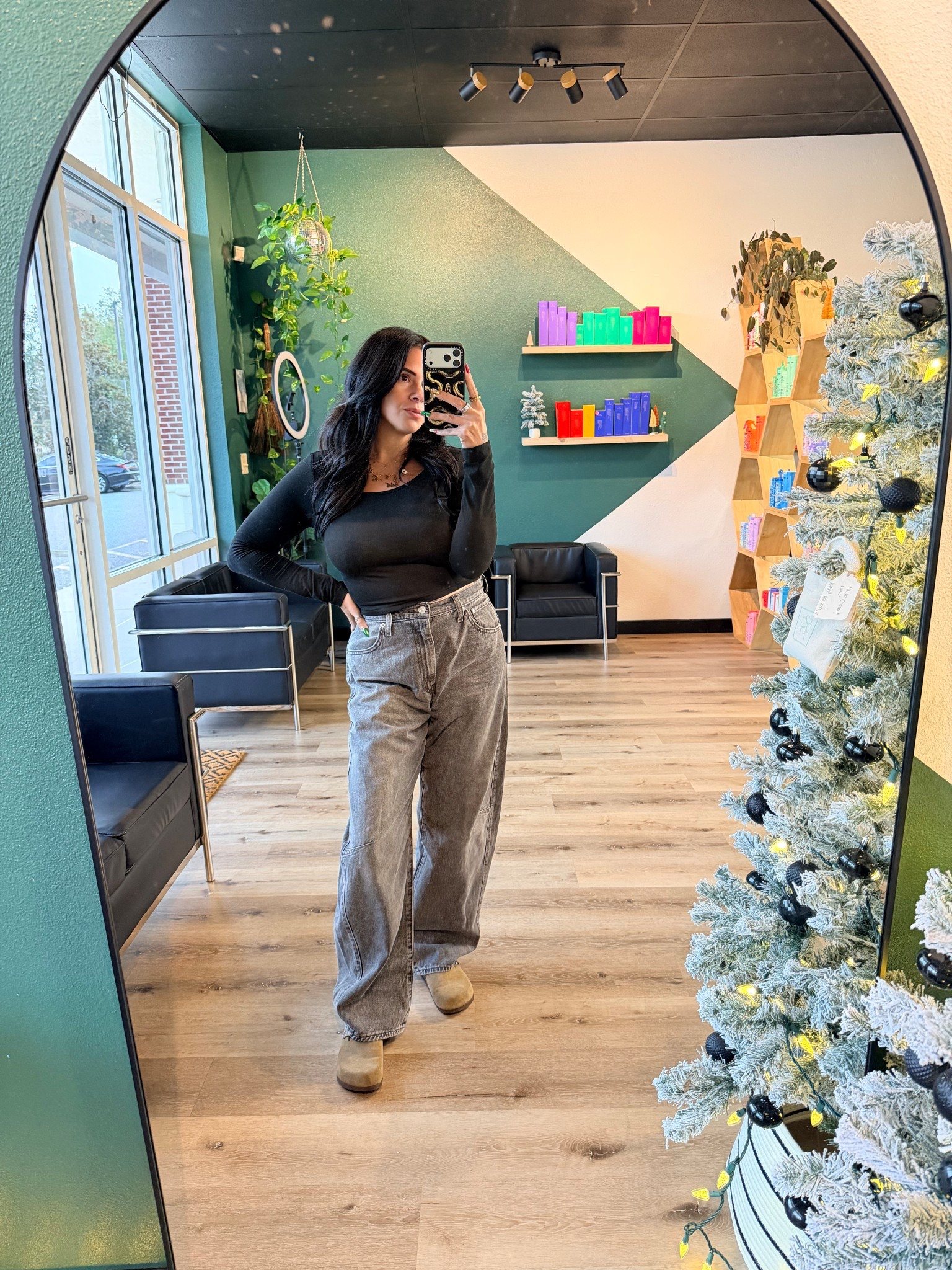 These barrel jeans are THAT girl! 

#LTKootd #LTKFindsUnder100 #LTKMidsize