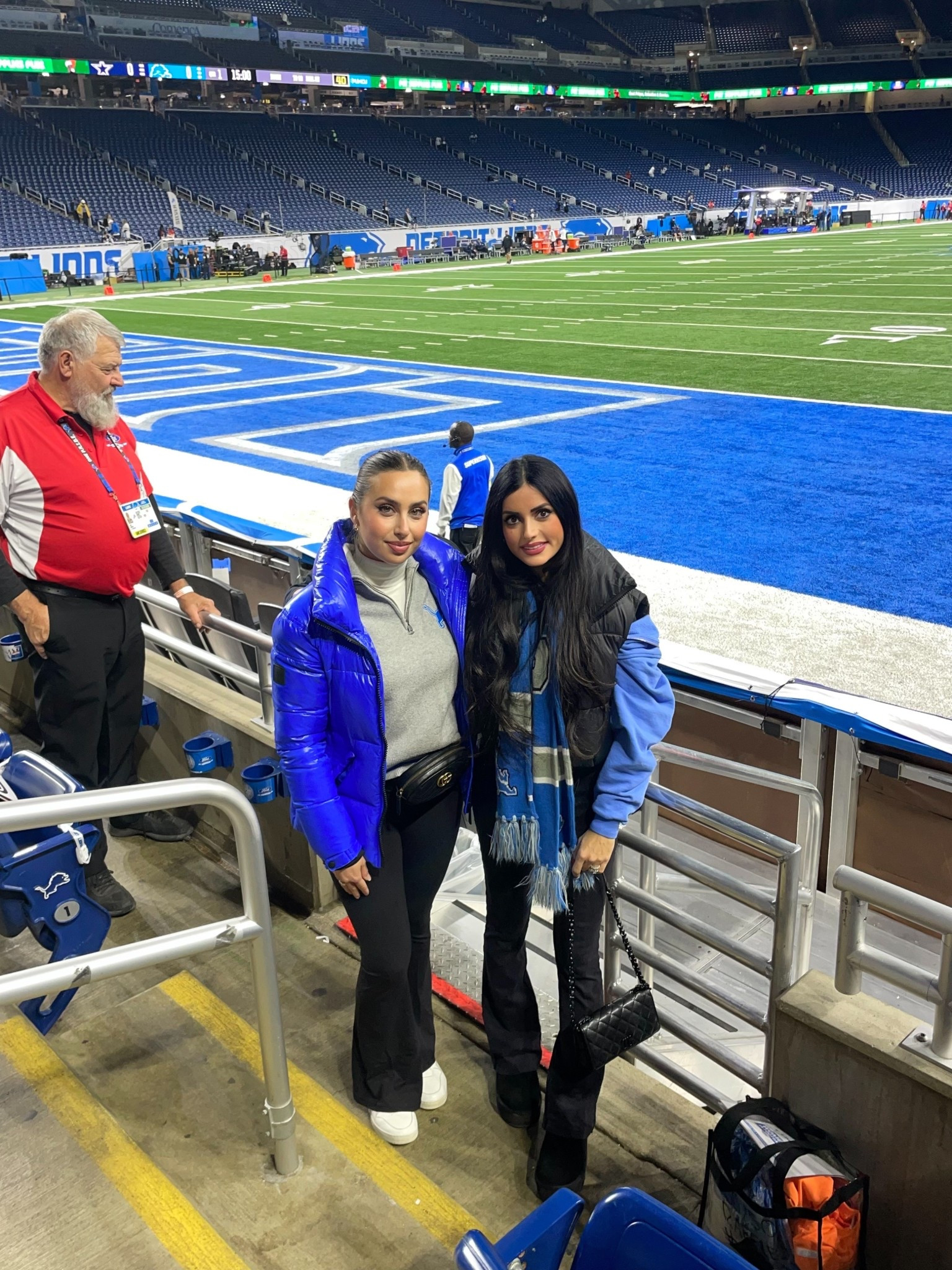 Go Lions! 🦁💙
Alo leggings 7/8 wide leg with slit
Alo cropped full zip sweater
Blue SAM coat 