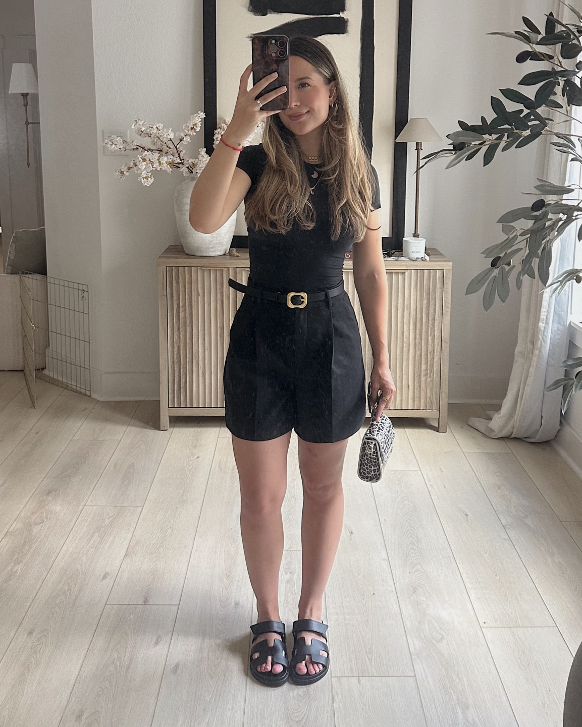 No inspo outfit😂🤍 

Short: Size Small 
Top: Size Small
Sandals: Chypre Hèrmes 