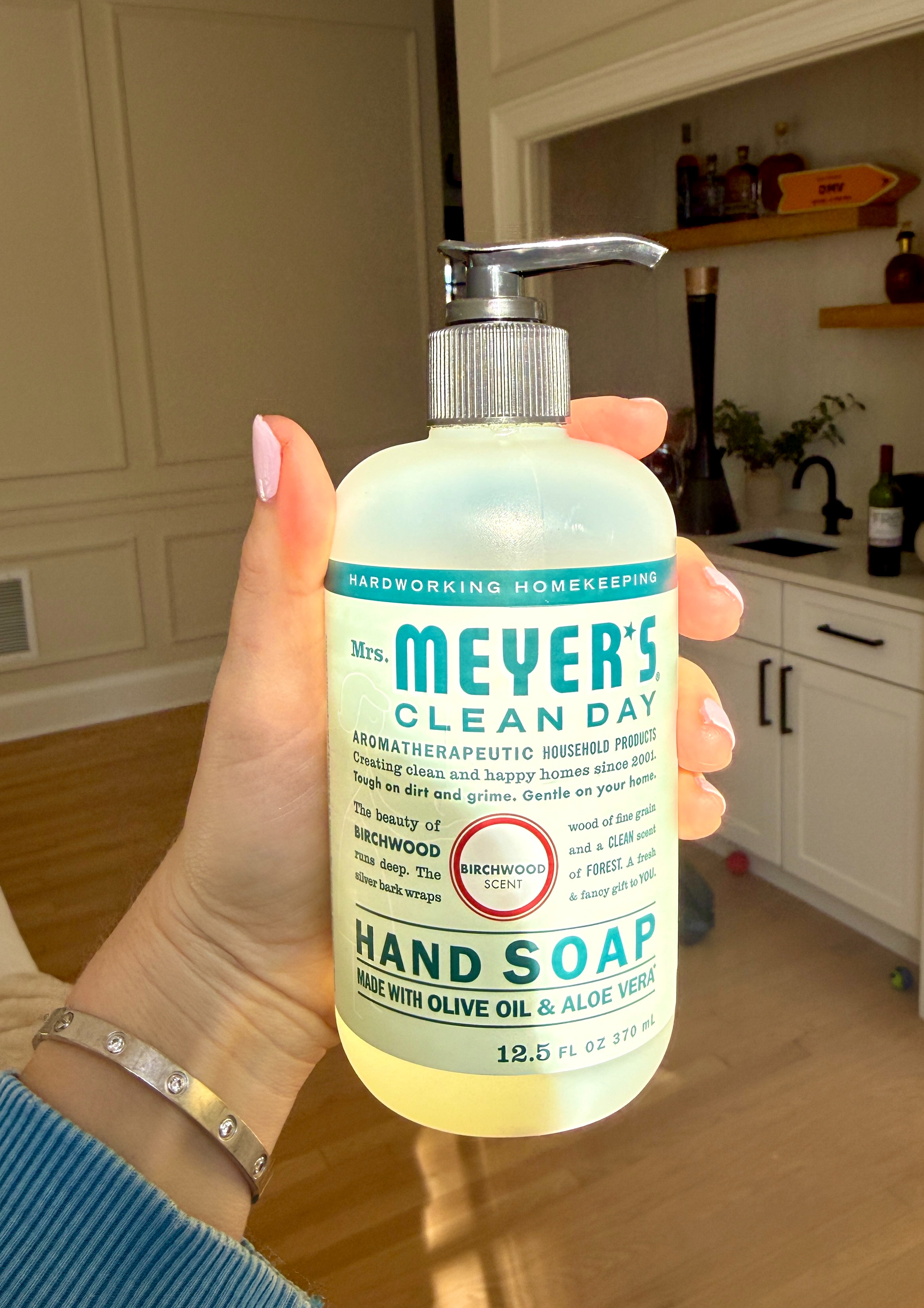 Mrs. Meyer’s Clean Day Liquid Hand Soap = smells like an expensive perfume 🤍

This hand soap cleans well and makes my kitchen and bathroom smell incredible. The scent is rich, fresh, and surprisingly luxe — like you just lit a high-end candle or sprayed a designer fragrance.

Gentle on hands, beautifully scented, and looks cute on the counter… an everyday essential that feels elevated.

✨ Pro tip: Keep it by the sink guests use — everyone asks what smells so good.

#LTKhome #LTKfinds #MrsMeyers #HomeEssentials #CleanHomeVibes #LuxuryOnABudget #EverydayLuxury 

 #LTKdayinmylife #LTKselfcare #LTKHome