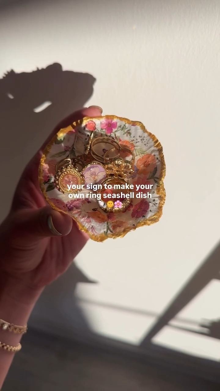 will be making these all summer 💛🐚

#summercrafts #craftideas #girlythings