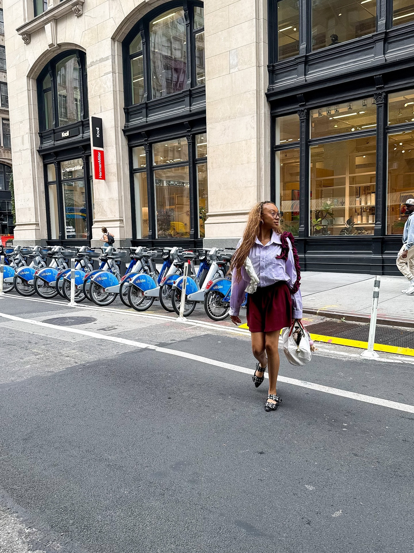 1 of 1.
ruffled blouse @lj.collz 
ostrich leather barrel bag @elazai_studios 

•
•

#nyfwstreetstyle #nyfw #ootd #nycootd #colortheoryoutfit #fallcolorcombos #nyfwstyle