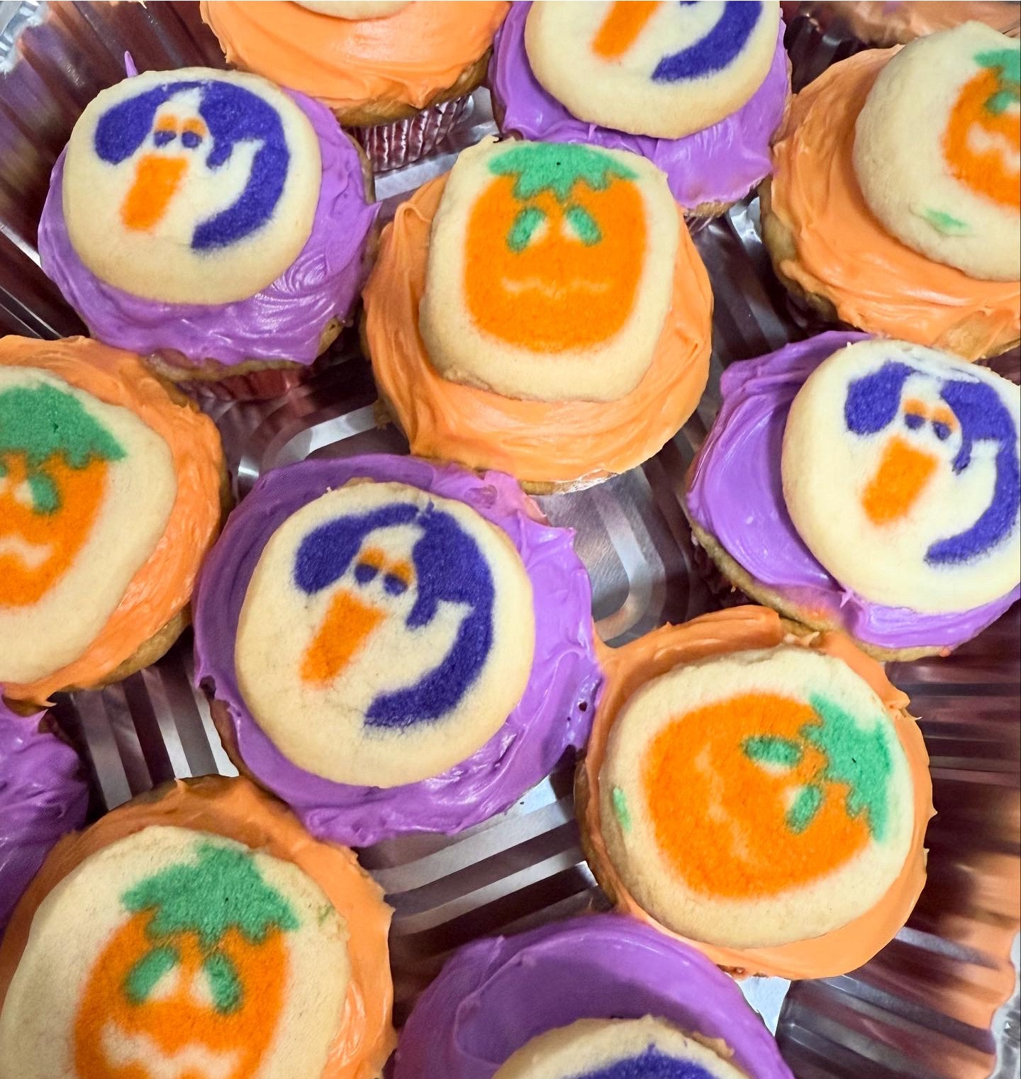 HALLOWEEN CUPCAKES !
had to take the best of both worlds and make this delicious and spooky cupcake cookie combo for halloween. i used the halloween funfetti cake boxes (vanilla and chocolate), frosting, and the classic halloween cookies to put these treats together. not only does this nostalgic looking cupcake look good but it tasted amazing too.

#LTKHoliday #LTKSaleAlert #LTKParties