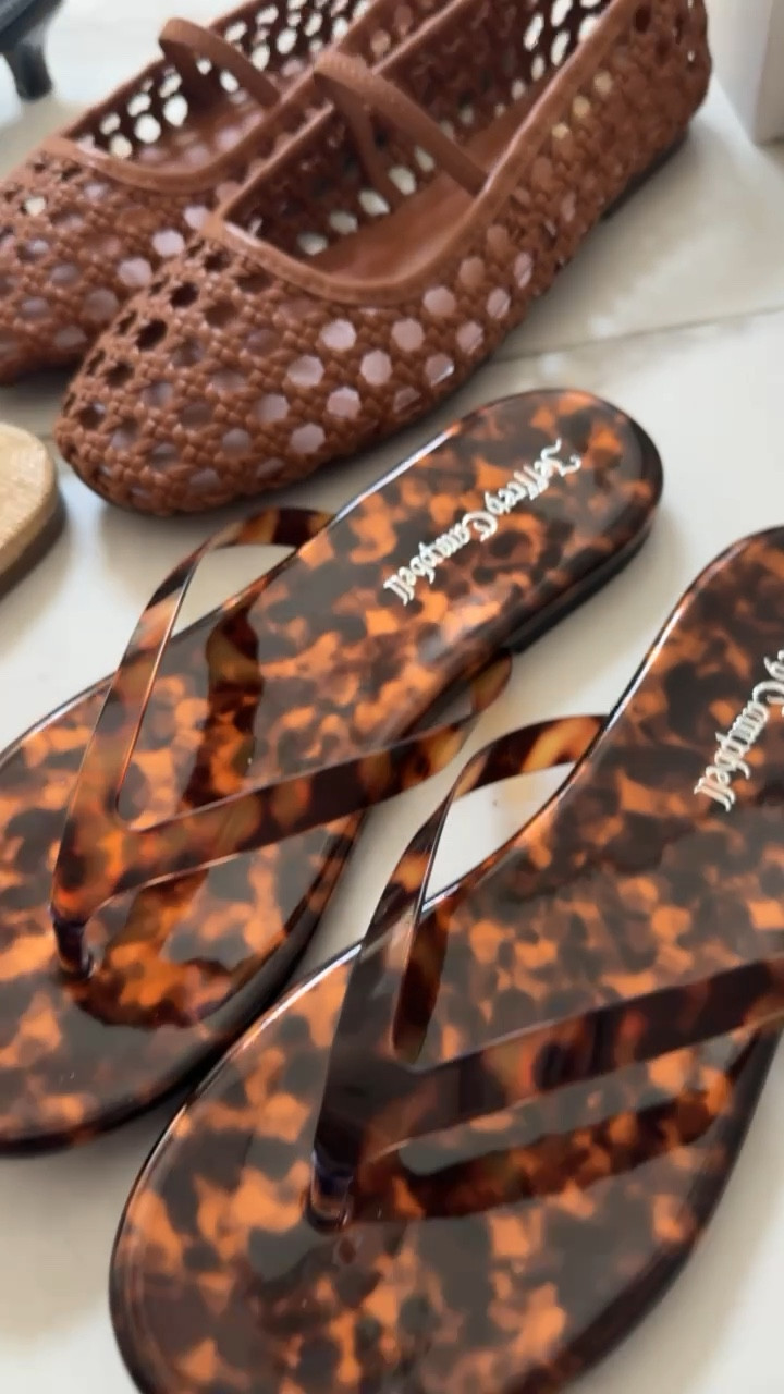 Tortoise shell flip flops 
Vacation 

#LTKFestival #LTKTravel #LTKSeasonal