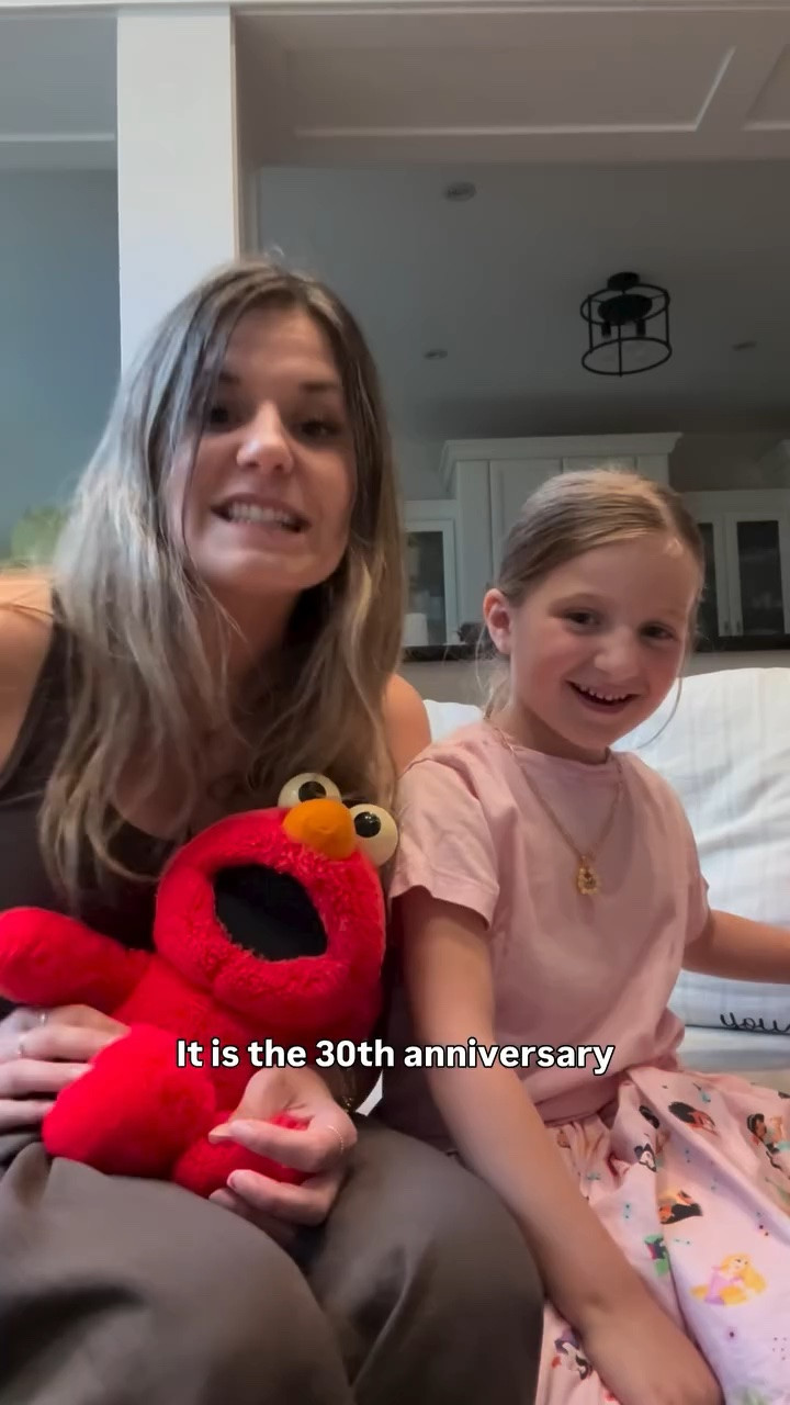 This is so nostalgic ✨ … to celebrate the 30th anniversary of Tickle me Elmo @justplayproducts sent over Tickle Me Elmo Giggle Max. Caution ⛔️ May cause extreme giggling. Tickle Elmo’s belly and feet and just try not to laugh. 😆. You can find Elmo at Amazon, @walmartcanada 
.
@justplayproducts @sesamestreet #ticklemeelmogigglemax #TMEGM  #JustPlayAllDay #Nostalgic #90skid growing up in the 90s, 30 year anniversary, tickle me Elmo