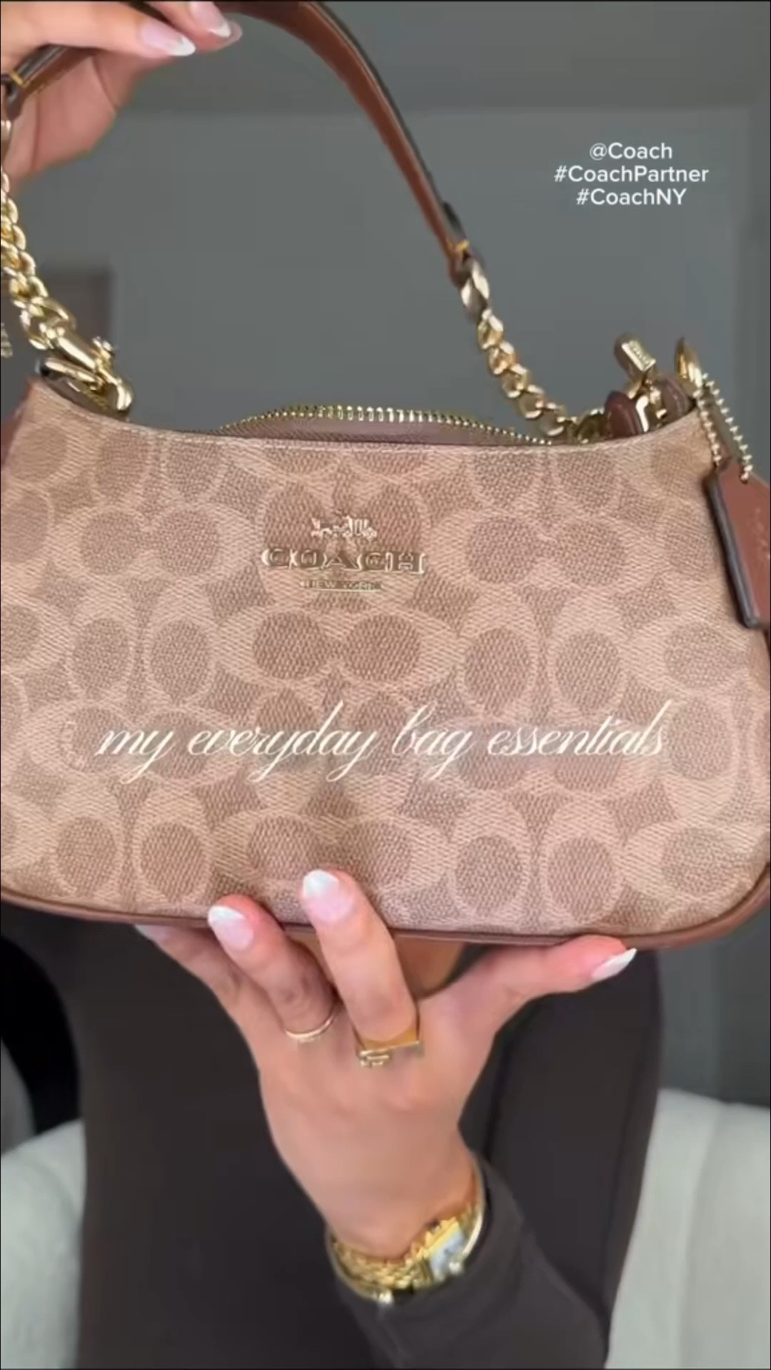 #ad what's actually in my everyday bag lately I've been carrying the Teri Shoulder Bag in Signature Canvas from @coach and it fits way more than you'd expect... so here's everything I keep inside👀
(linked on my LTK if you want to see the bag) https://liketk.it/609pM
@shop.ltk #liketkit #CoachPartner #CoachNY 

#LTKgrwm #LTKU #LTKootd