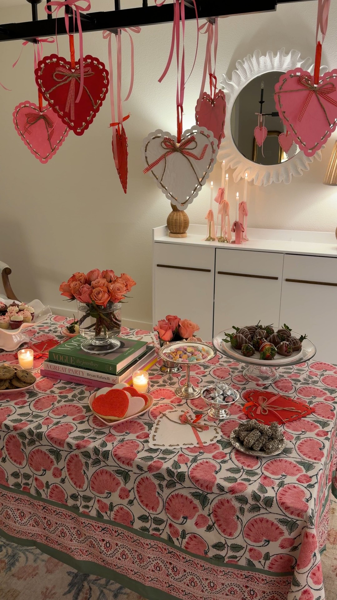 Galentine’s party last night! 🥰💗 

Galentine’s table // Valentine’s table 