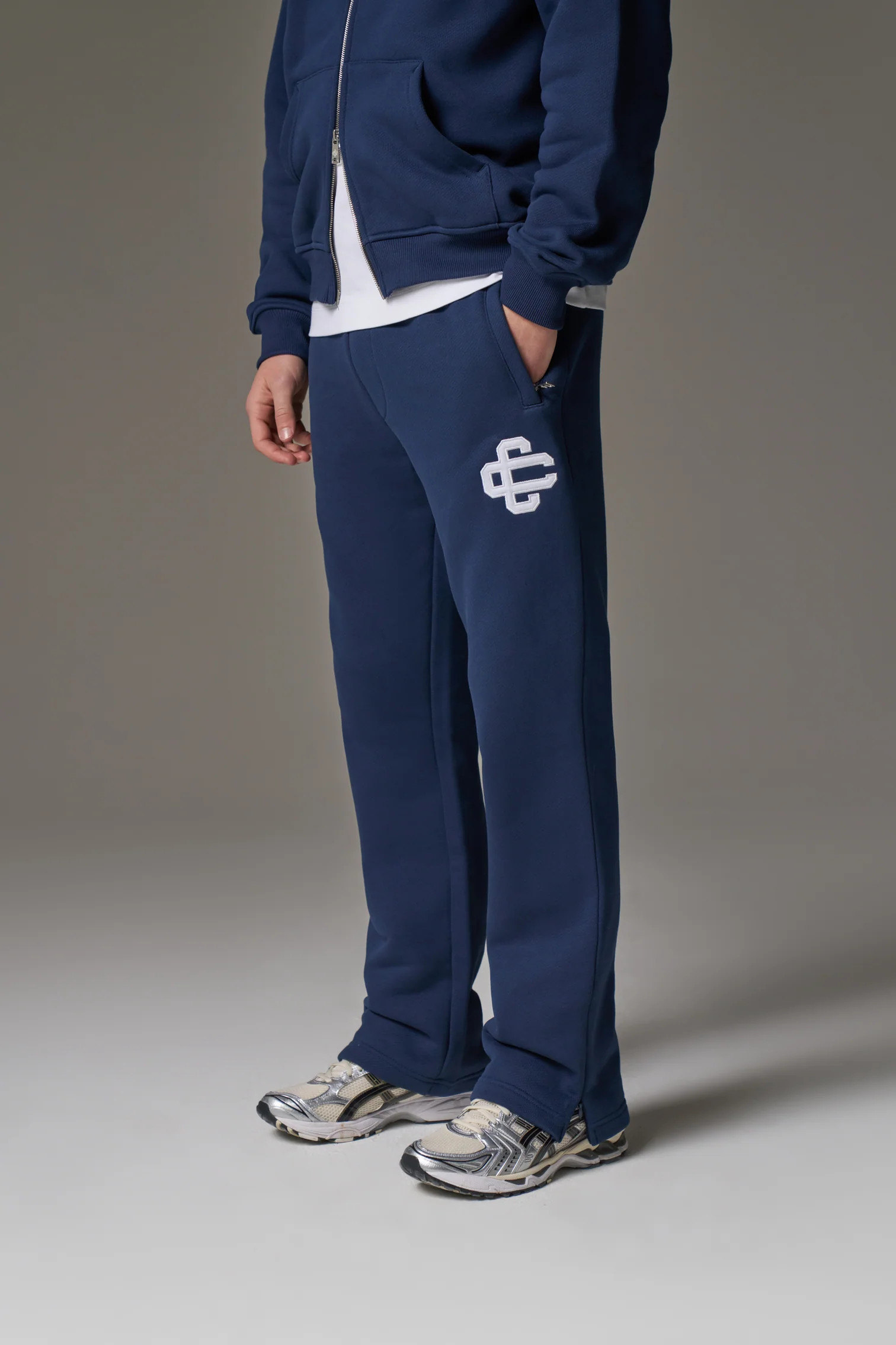 HEAVYWEIGHT EMBLEM APPLIQUE JOGGERS - NAVY | The Couture Club
