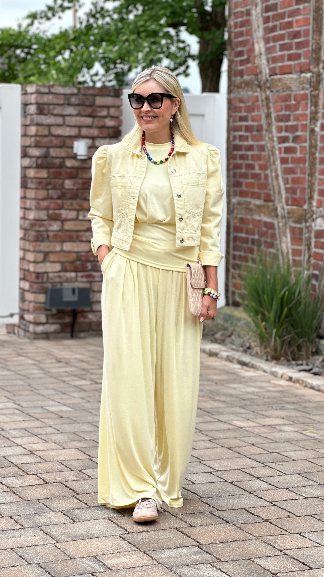 ✨ Neuer Samstag, neuer Style! ✨ 
Ich freue mich riesig, euch heute meine ersten Looks von meinem neuen Kooperationspartner @OGLmove zu zeigen. Die Pieces überzeugen durch hochwertige Materialien, lässige Eleganz und maximalen Komfort – und sehen dabei einfach richtig schick aus! 🖤
.
🌼 Mein Favorit: Eine traumhafte Kombi in Buttergelb – bestehend aus einem drapierten Shirt und einer weitgeschnittenen, super bequemen Hose.
🤍 Dazu eine monochrome Kombination in Beige – Hose & Weste in einem soften Ton, perfekt für einen cleanen, eleganten Look.
🖤 Und zu guter Letzt: Ein figurschmeichelndes schwarzes Midi-Kleid – schlicht, edel und wunderbar bequem.
.
Welches Outfit gefällt euch am besten?
.
𝗔𝗹𝗹𝗲 𝗗𝗲𝘁𝗮𝗶𝗹𝘀 𝘂𝗻𝗱 𝗟𝗶𝗻𝗸𝘀 𝗳𝗶𝗻𝗱𝗲𝘁 𝗶𝗵𝗿 𝗶𝗻 𝗺𝗲𝗶𝗻𝗲𝗻 𝗦𝘁𝗼𝗿𝗶𝗲𝘀! Freue mich auf euch‼️
Links- available daily in my stories‼️
.
#inmyogl #oglmove 
#butteryellow #buttergelb
#gelbehose #yellowlove💛 
#yellowpants #yellowoutfit 
#yellowstyle #beigeoutfit #beigestyle #weste #gilet 
#beigepants #jeansjacke 
#jeansjacket #sommerkleid #sommerkleidung 
#midikleid  #summerdress #kleid #kleidliebe #kleiderliebe 
#schwarzeskleid #blackdress🖤 
#blackdress #modetrends 
#modebewusst #modeliebe 
#damenmode 

#LTKsummer #LTKeurope #LTKstyletip