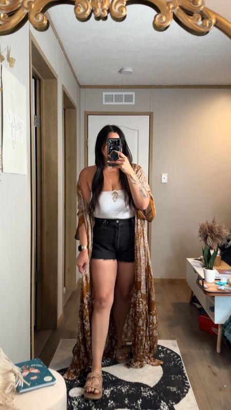 The Levi 501 shorts are everything!!

Kimono is from Three Bird Nest - use the code Kimmymanzo 
Jewelry is from Bohemia on IG 

Jeans
Jean shorts 
Boho style 
Spring outfit 
Summer outfit 



#LTKFindsUnder100 #LTKMidsize #LTKVideo