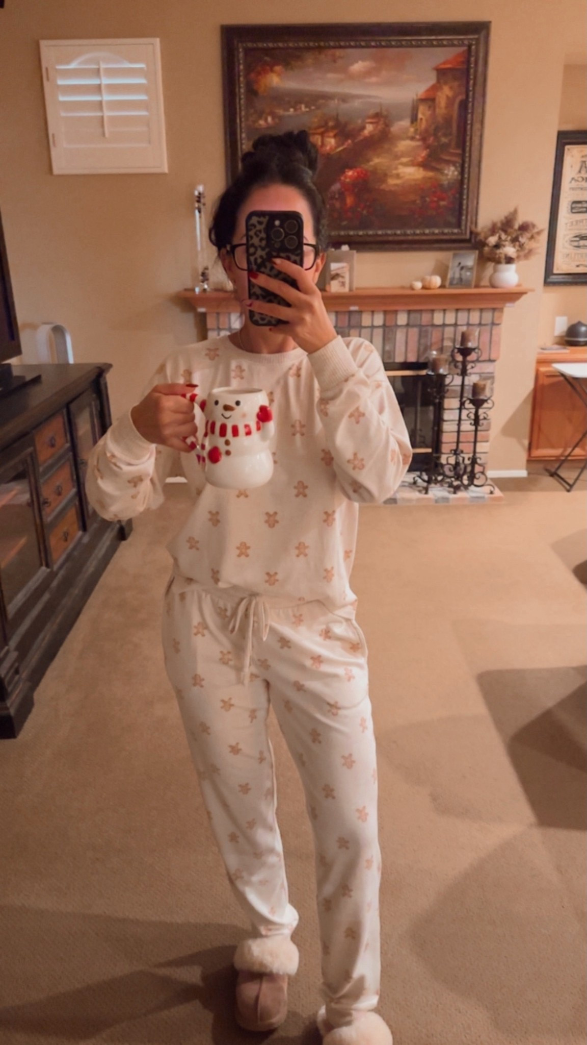 The softest and coziest gingerbread lounge set!

#LTKHoliday #LTKFindsUnder50 #LTKSeasonal