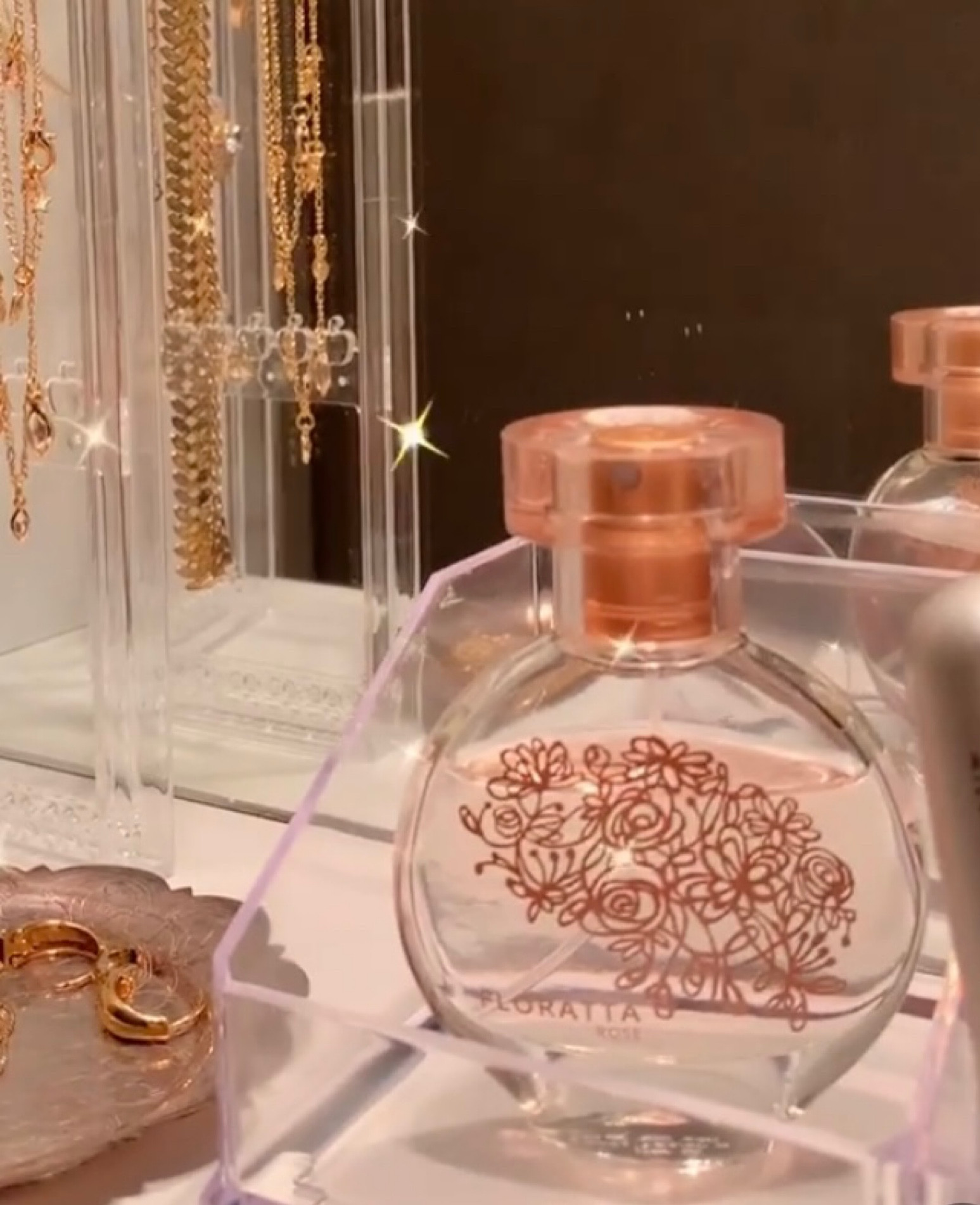 Eu ganhei de uma amiga esse kit com três fragrância da linha Floratta, do Boticário, e simplesmente amei! Vem o Blue, Rose e Flores Secretas. 🌸

Cada frasco contem 30 ml, perfeito para colocar na bolsa ou levar numa viagem. Sem falar que o kit é lindo e delicado! Um belo presente! 

#LTKfamily #LTKbrasil #LTKbeauty