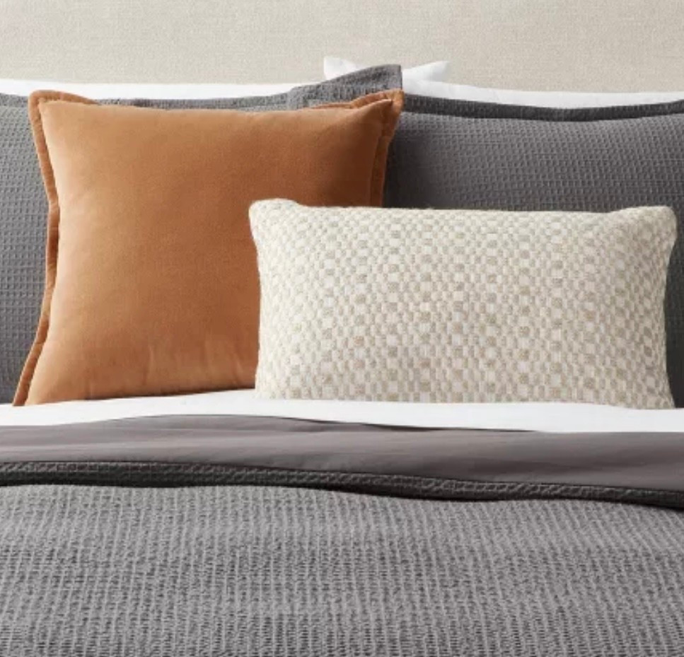 Decorative pillow

This pillow is great for layering with larger pillows. Neutral and works for couches or beds. 

#LTKFindsUnder100 #LTKU #LTKHome