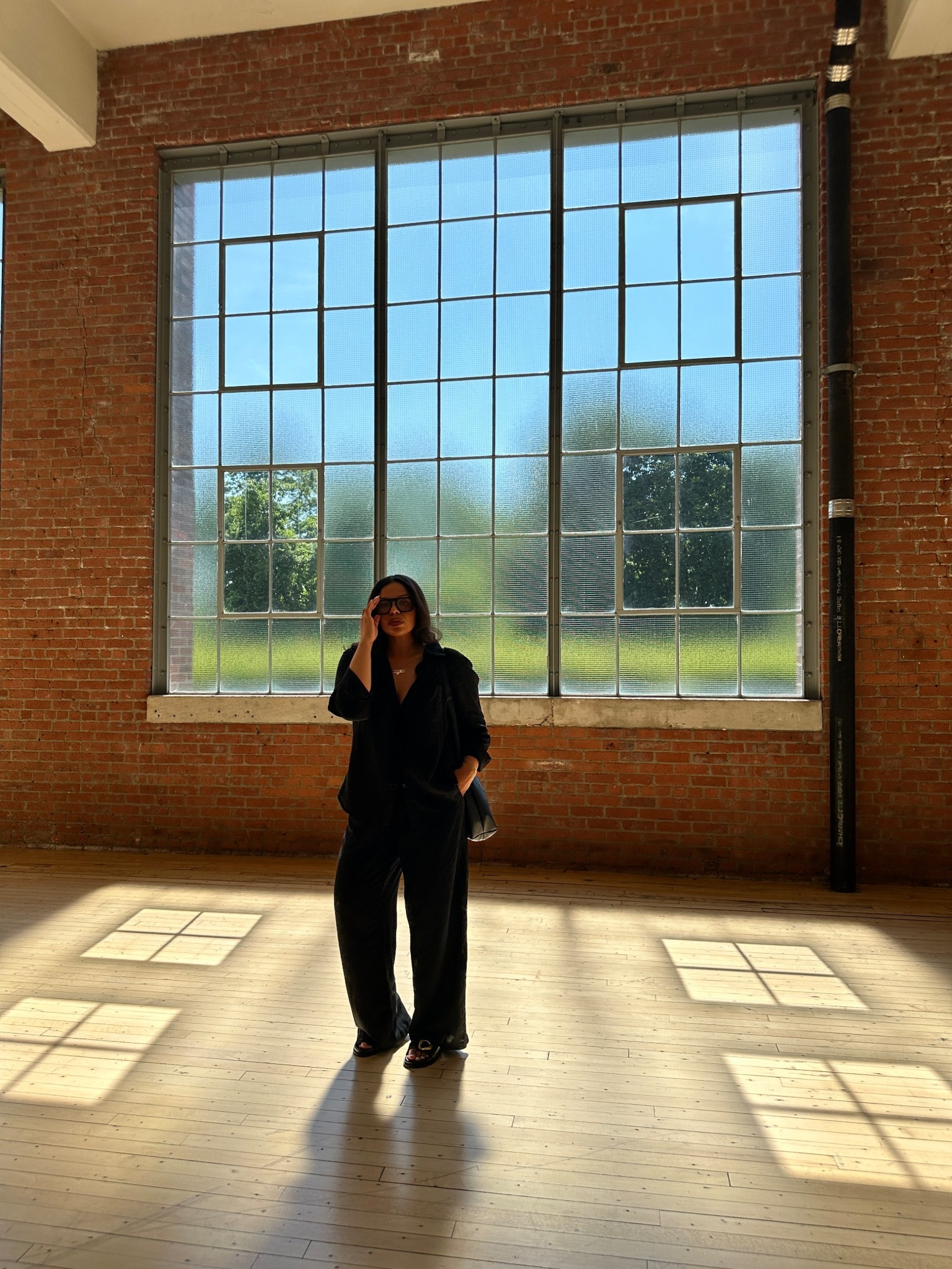 Museum outfit inspo - black linen set 