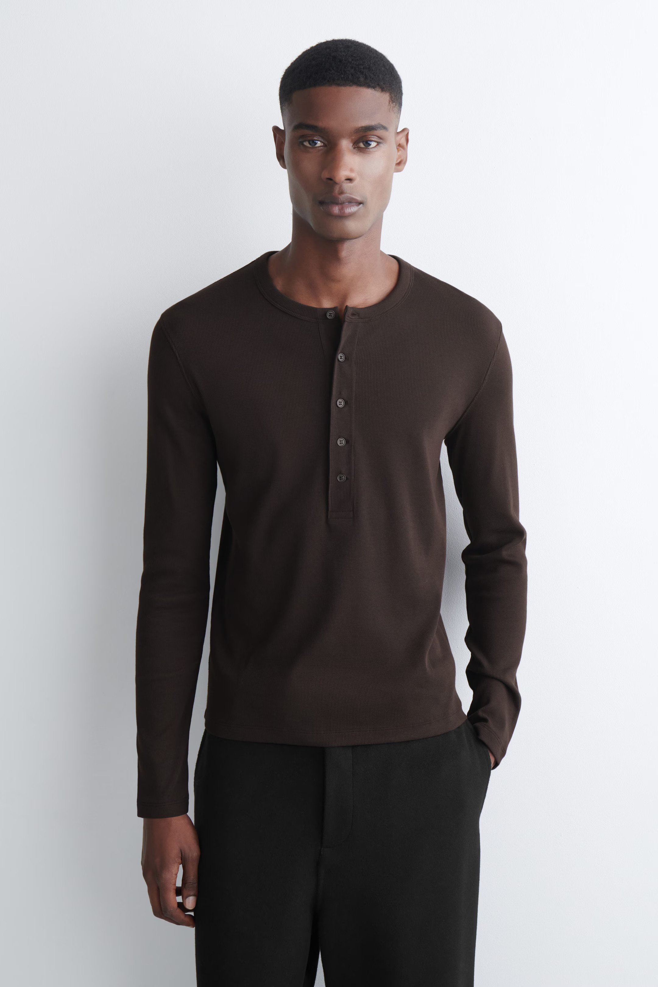 SLIM RIBBED COTTON LONG-SLEEVED HENLEY T-SHIRT - BROWN | COS DE | COS (EU)