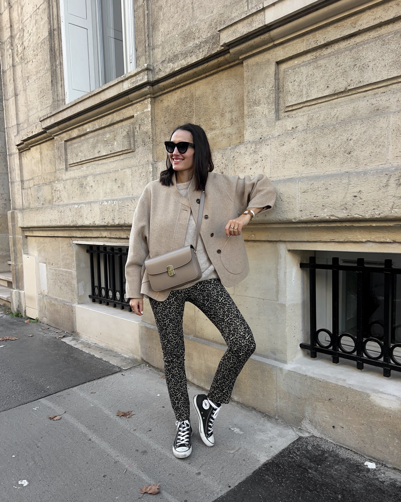 Wild Wild West 🐆 
Le retour du léopard : pour ou contre?
Après les ballerines, le pantalon 

+ Veste @soeur_paris 
+ Pull par @rosaeparisofficial 
+ Pantalon @sezane 
+ Baskets @converse 
+ Sac @sezane 
#outfit #leoprint 