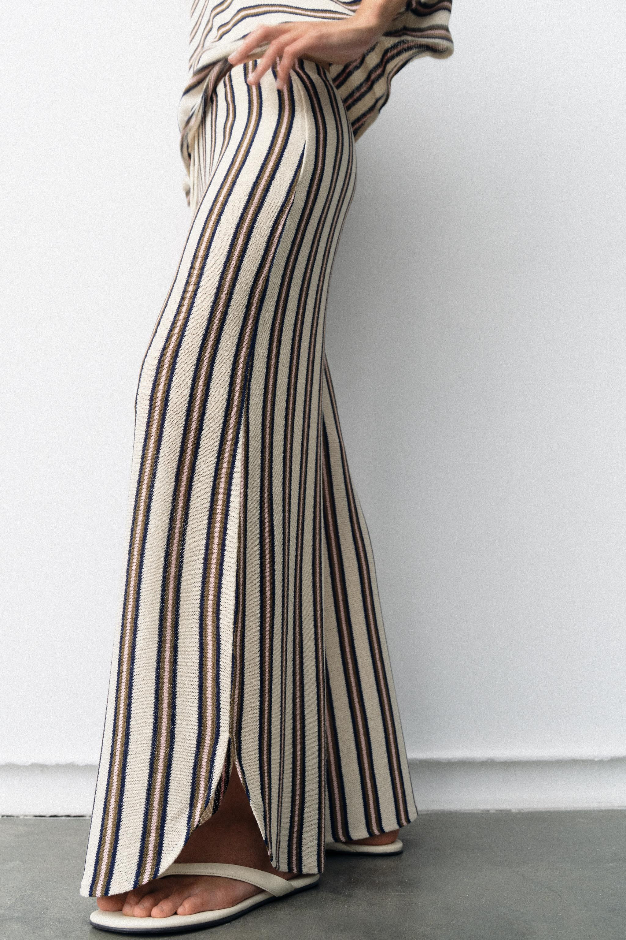 Trousers made of rustic fabric. Featuring a high waist with an elasticated waistband. Wide-leg de... | Zara UK