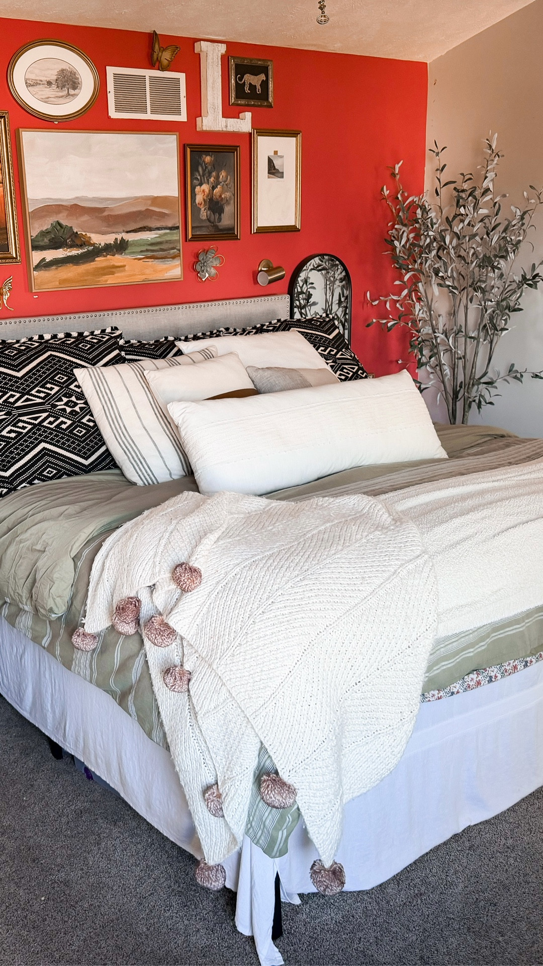 Randomly decided I needed an accent gallery wall in my room. Turned so good and I love it so much. 
#homeupdates #homedecor #gallerywall 

#LTKFindsUnder100 #LTKHome #LTKSaleAlert