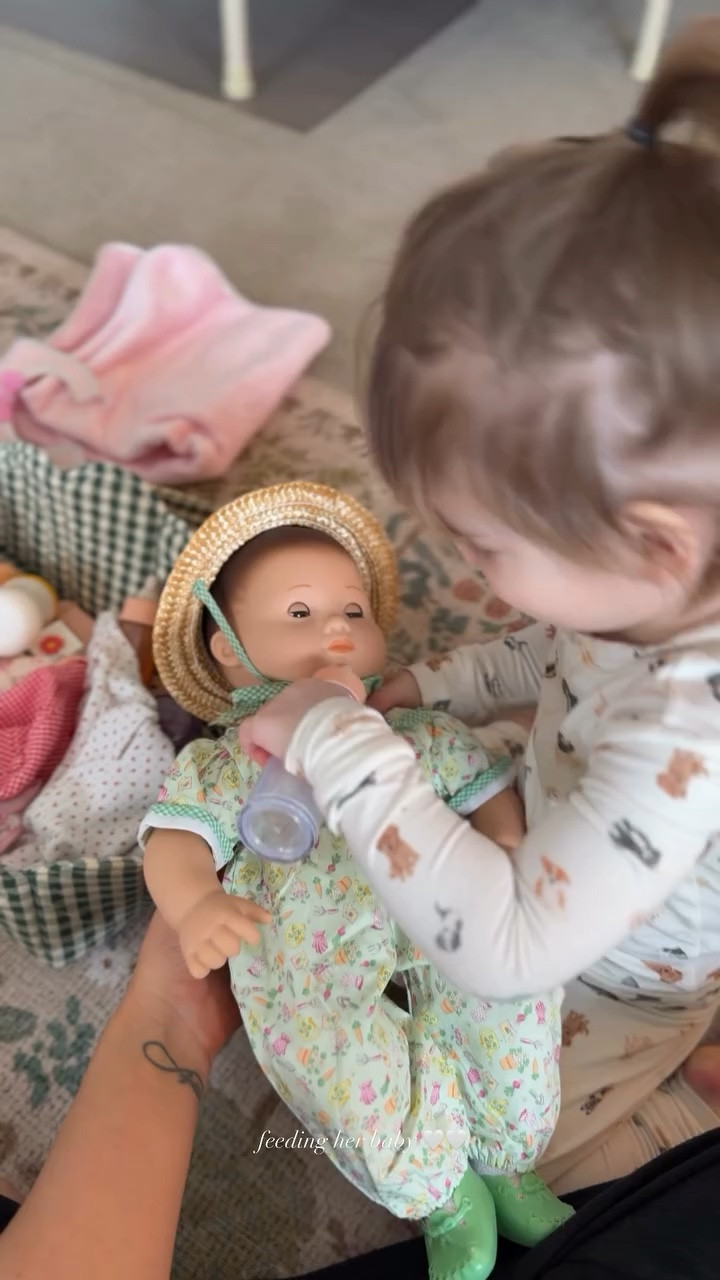 feeding her baby 🤍🤍