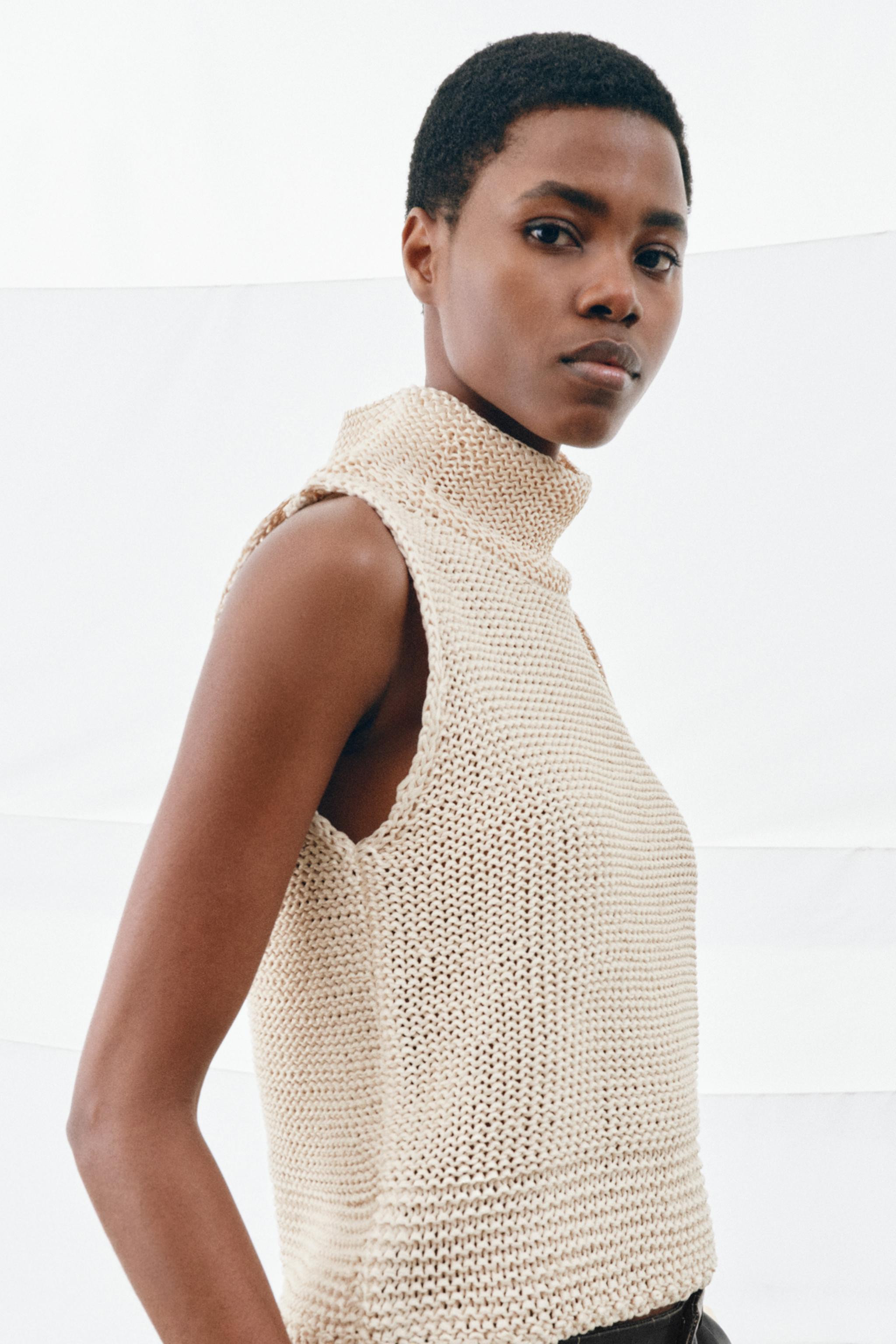 High neck sleeveless top. | Zara US