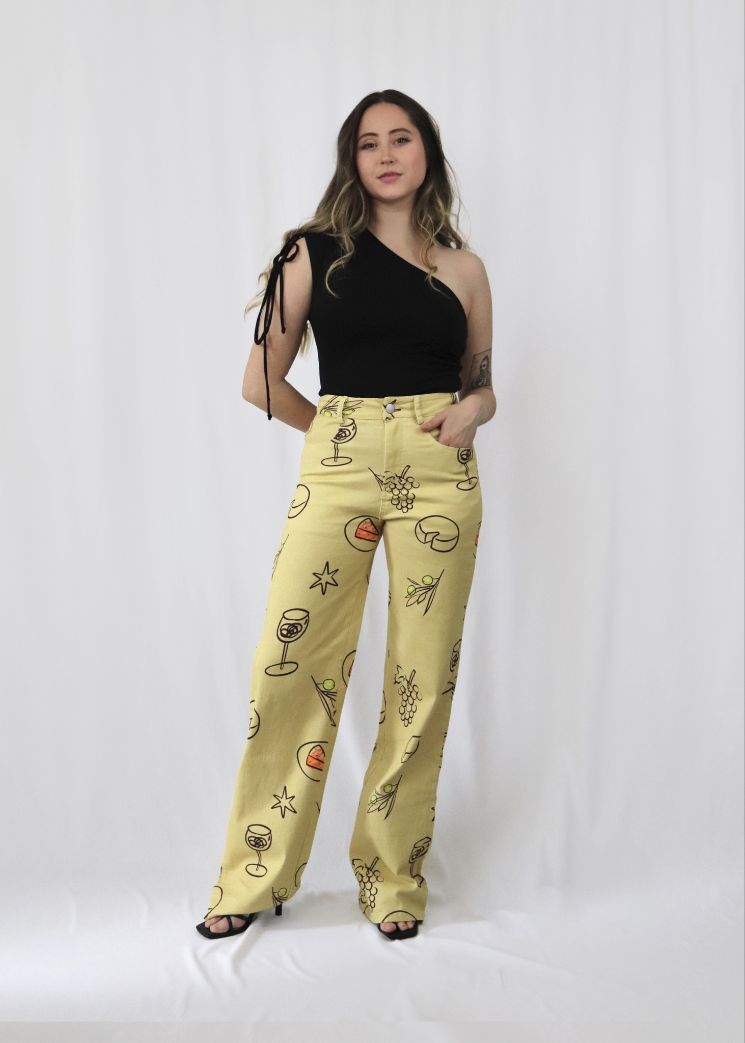 Bold yellow pants for a night out outfit!!! 💛✨🖤