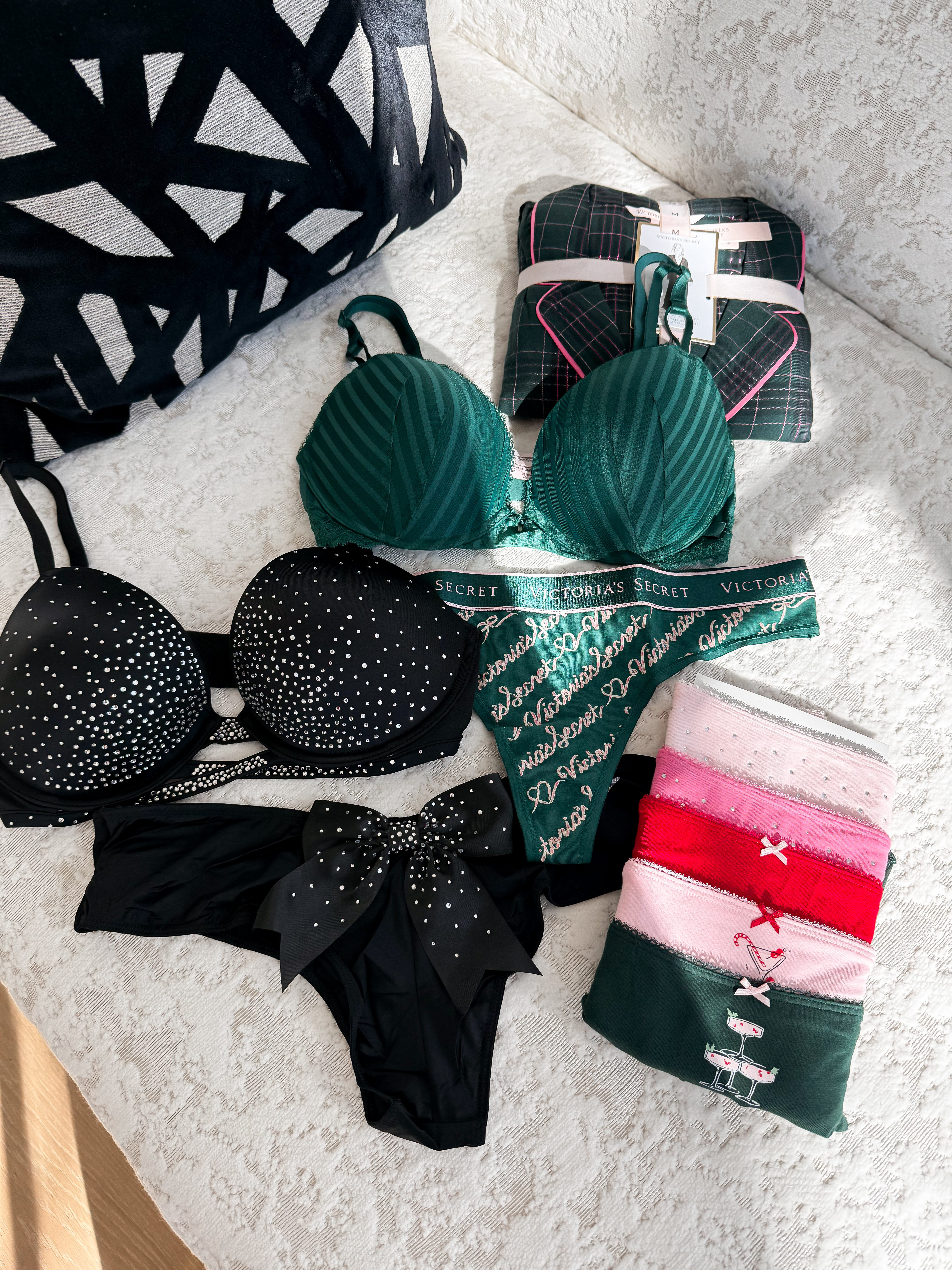 Sequins, bows, satin, and sparkle season is officially here ✨🎀
Trying on my holiday favorites from @victoriasecret  - from cozy glam to full-on festive - and everything is 30% off right now for early Black Friday! Shop my recent order below ❤️ #VSPartner #BlackFriday

 

#LTKCyberWeek #LTKHoliday #LTKGiftGuide