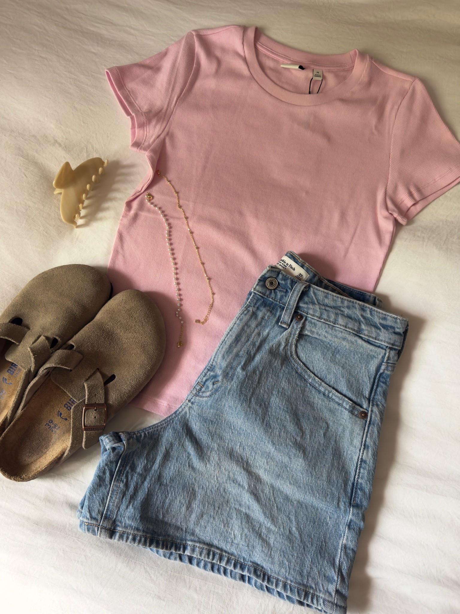 Aritzia milkshake pink 

#casualoutfit #homestretchtee #denimshorts #jeanshorts #summer #inspo #birkenstockclogs
