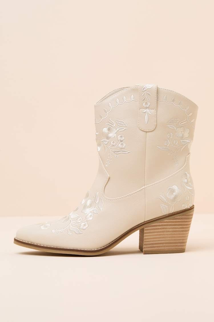 The Calico Ivory Embroidered Western Ankle Booties bring a fresh, feminine take to Western-inspired style with their ivory finish and intricate embroidered detailing. A versatile statement boot for pairing with denim, dresses, skirts, and fall layers. Under $100.

Ideas:

* ivory western boots
* embroidered booties
* Western fashion
* fall footwear
* statement shoes

Keywords:

* ivory ankle boots
* western ankle boots
* western booties
* embroidered boots
* embroidered booties
* ivory booties
* cowboy boots
* western fashion
* fall boots
* women’s western boots
* ankle boots
* country concert outfit ideas 
* country fashion
* fall outfits
* denim outfits

#LTKgrwm #LTKTravel #LTKootd