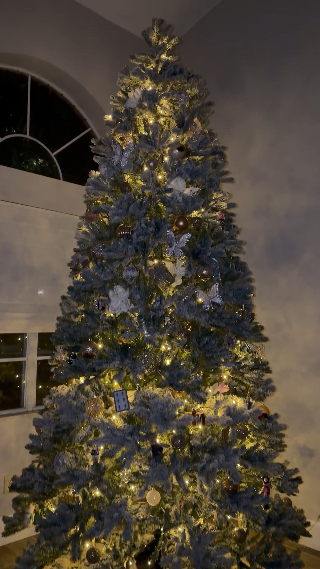 It’s beginning to look a lot like #Christmas 🎄Today is the last day to get your #KingofChristmas #tree by Thanksgiving! 

#holiday #kingofchristmas #artificialtree #christmastree #holidaydecor #ornaments #christmasdecor

#LTKdayinmylife #LTKHoliday #LTKSeasonal