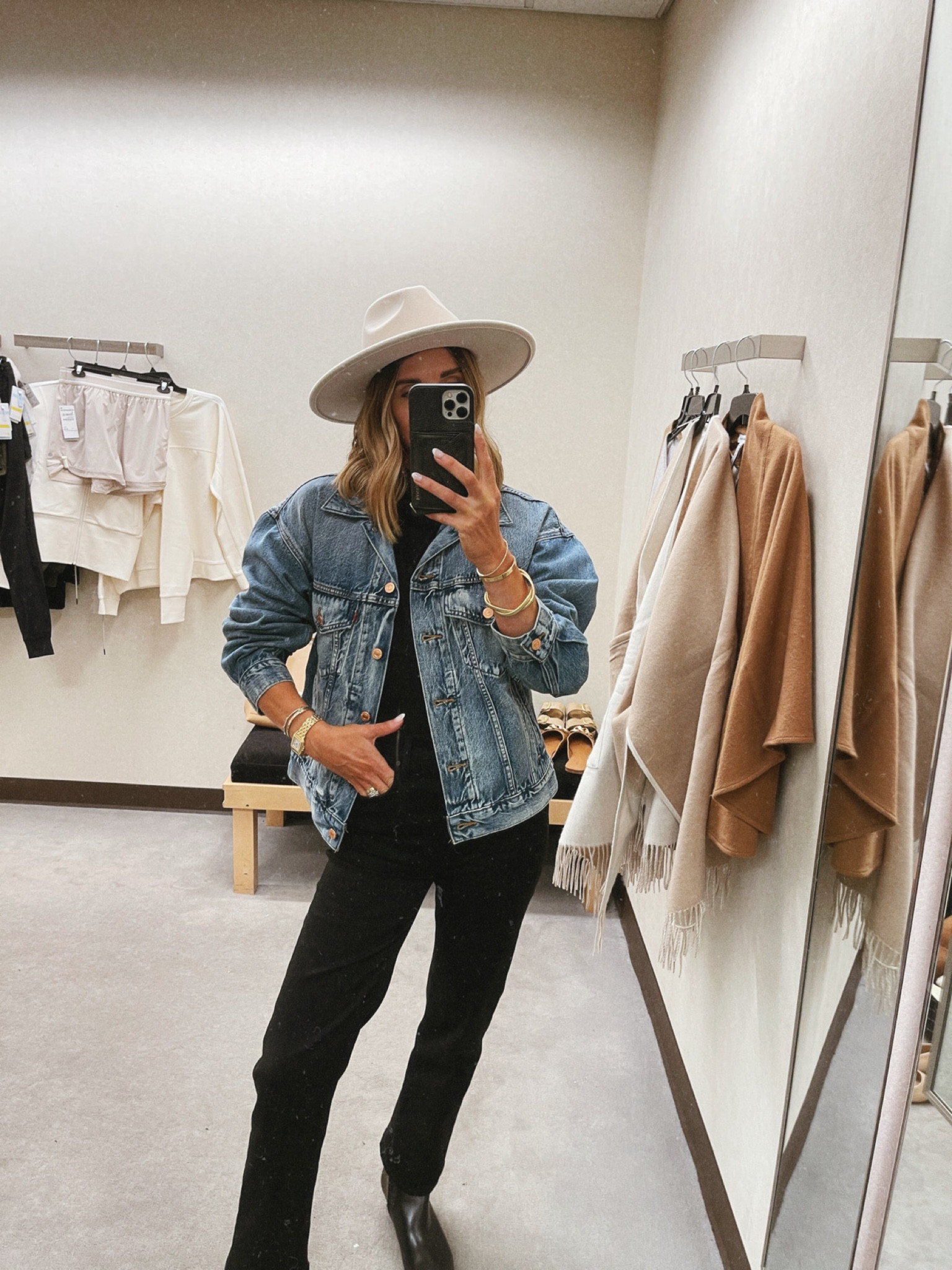 Levis jean jacket on major sale! I'm 5'7 for reference and wearing size small. 
Cellajaneblog 

#LTKxNSale