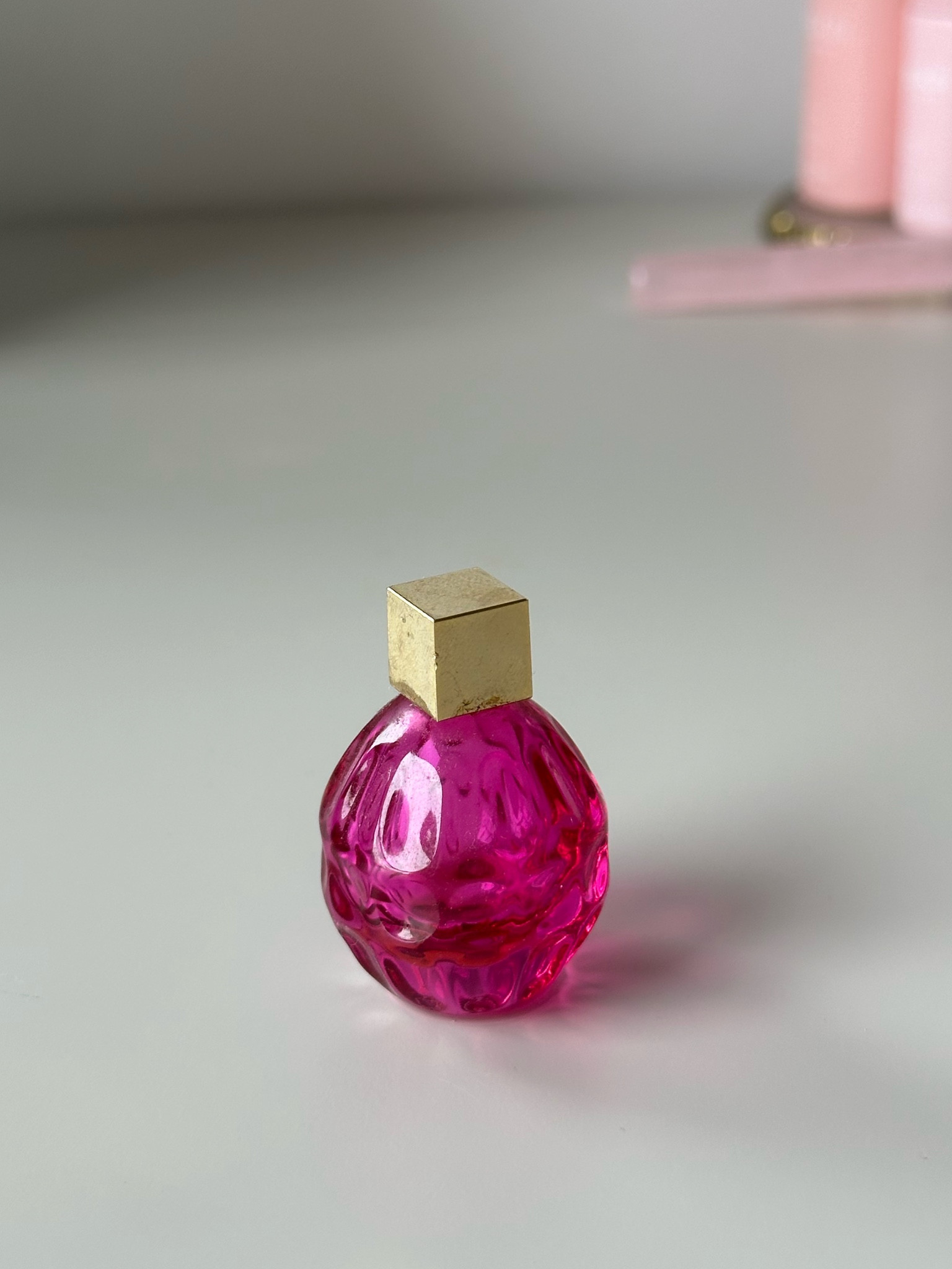 Jimmy Choo Rose Passion é uma ode floral solar ambarada para uma mulher de espírito livre que vive e ama a vida em seus próprios termos.

A fragrância abre com o frescor da água de coco e o rico e exótico florescimento da flor do frangipani. As notas de coração combinam a inebriante orquídea com a sedutora flor de jasmim.

O perfume fica mais intenso com o sândalo e a exótica baunilha cuja profundidade confere à criação um rastro duradouro.