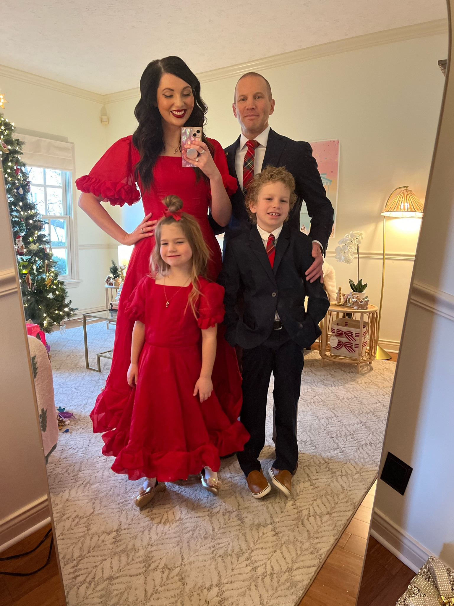 Fancy matching Christmas outfits for church yesterday! ❤️🎄🎁🧑🏼‍🎄💃🏻Happy to report that this dress worked wonderfully for playing the cello 👍🏻 Since I know that question was at the top of everyone’s minds! 