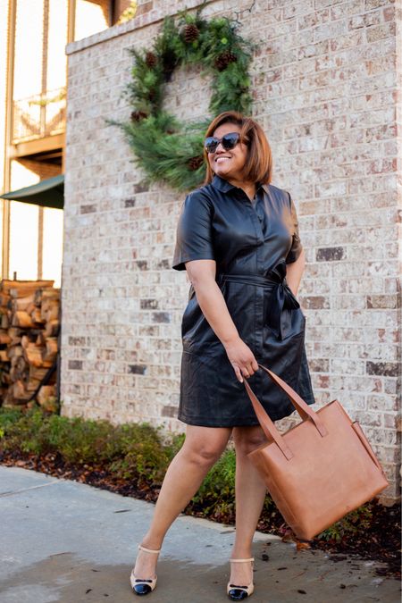 I LOVE a classic LBD!  And, this faux leather beauty is perfection!  There are SO many fun ways to style this incredibly comfy dress! I paired my dress with the superrrrr versatile @able Phebe Tote (code RYNETTAHOLIDAY40 gets 40% off) and classic @jcrew heels, but the dress looks great with sneakers or boots, too!  Fit is TTS!  My tote and my shoes are #gifted. 🖤🖤🖤🖤🖤