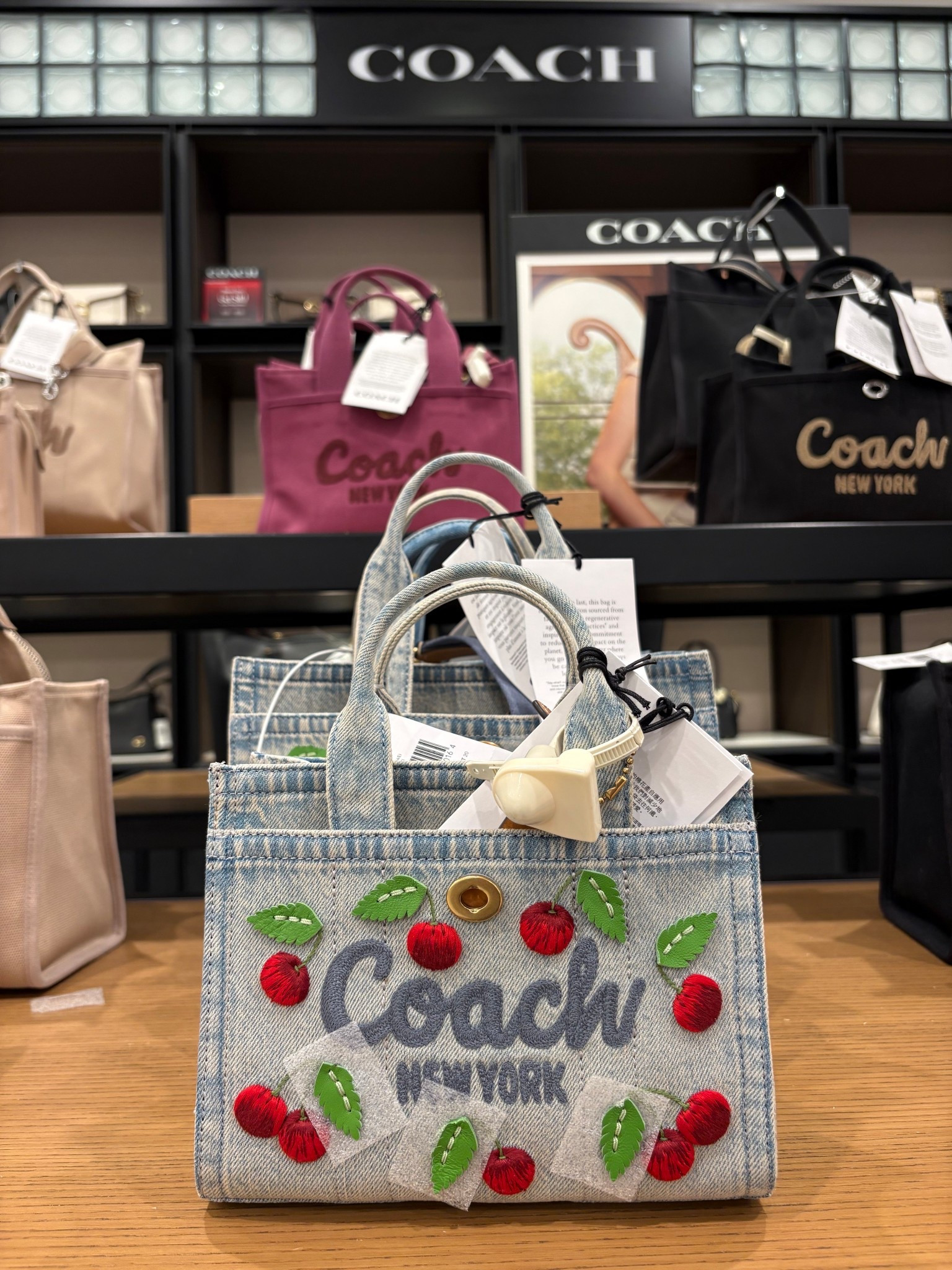 Beautiful Coach bag 
Perfect for spring/summer 