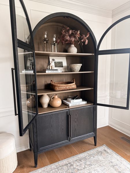 Arched cabinet styling 


Cabinet decor, shelf decor, arched cabinet

#LTKStyleTip #LTKHome