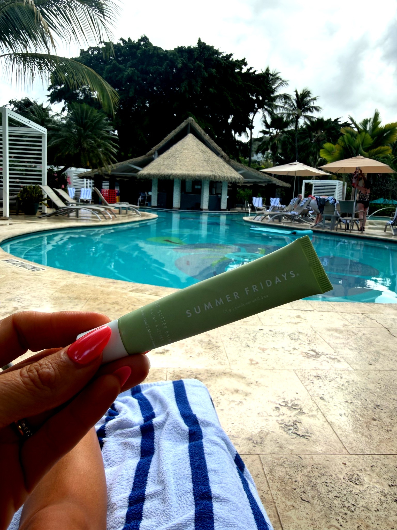 Smells like gum, healing my blistered lips 🍵👄 

#summerfridays #makeup #sephora 