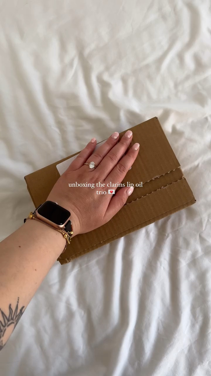 UNBOX WITH ME 

you can never have too many lip products 💋 thank you @clarinsuk for sending me these lip oils i’m obsessed with them. they smell divine and feel so smooth and hydrating 💋🫧🥹🫶🏻💌
.
.
.
#clarins #clarinsmakeup #clarinsuk #lipoil #lipoils #unboxing #unboxingvideo #unboxingreels #makeupproducts #makeup #beautyblogger #summervibes #lipproducts #gifted #prproduct #pr #pinterestgirl (clarins lip oil trio)

#LTKxBoots #LTKeurope #LTKbeauty