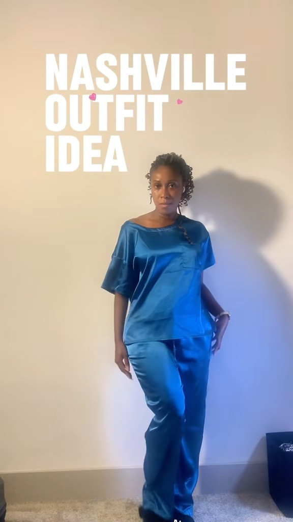 All black everything — Nashville edition 🖤🍂 Rocking black jeans, a cozy cardigan, and my fave Jack Daniel’s tee for the ultimate Music City vibe. Perfect for fall days, rooftop hangs, or a stroll down in the gulch. 

#LTKOver40 #LTKTravel #LTKStyleTip